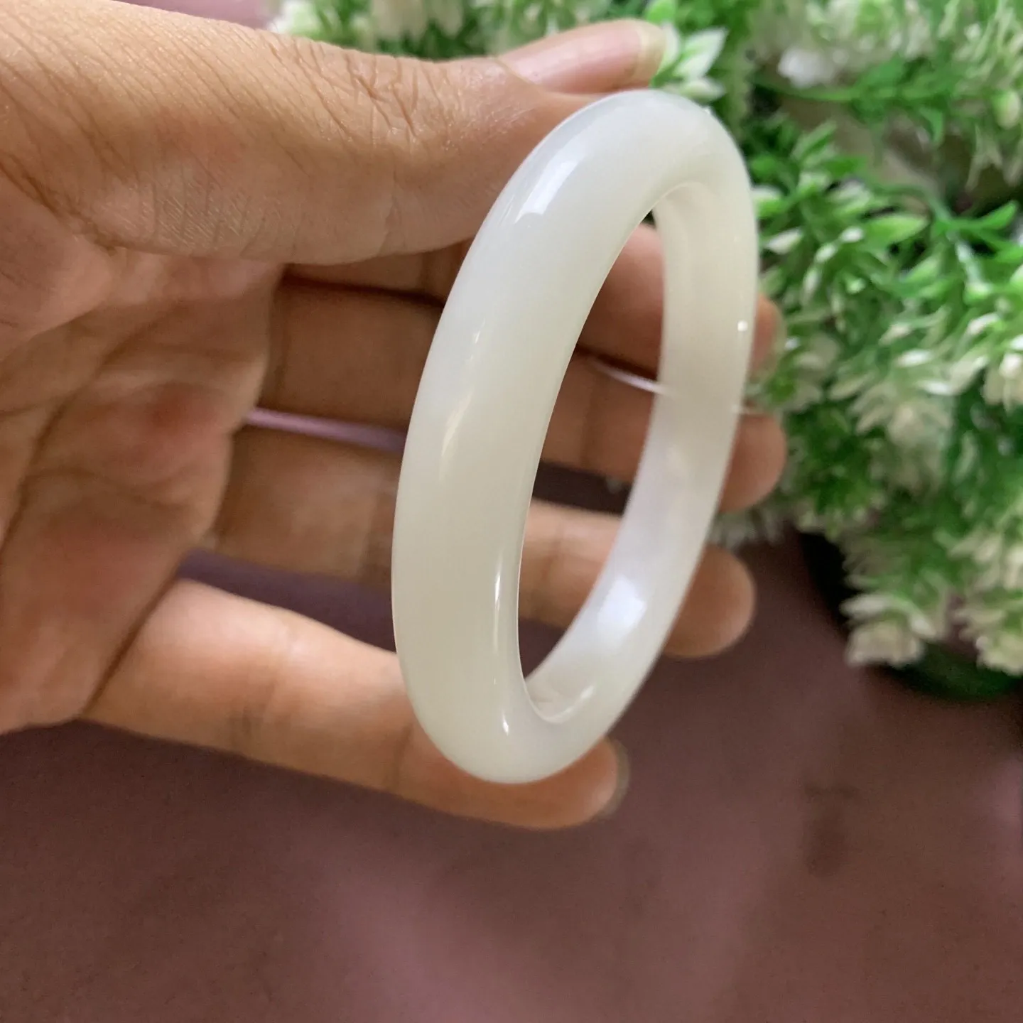 和田玉54.6圈口羊脂白手镯，玉质特细腻油润，高脂粉，高品质，萦绕腕间时，古韵不失时尚，素雅不失品味，细腻光滑的触感，使人沉醉，气质高雅