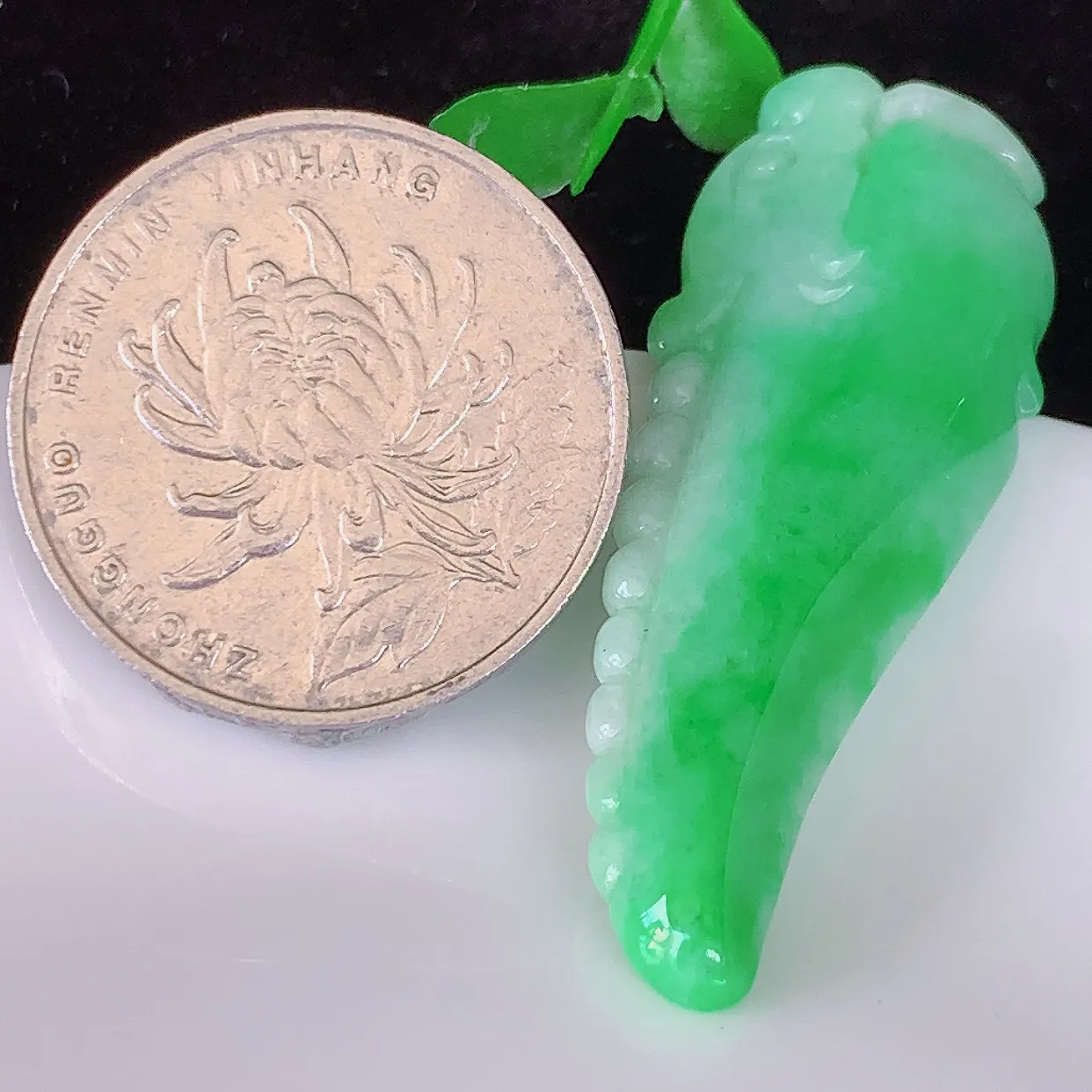 自然光实拍，精雕飘绿翡翠龙牙吊坠，龙行天下，雕工立体精湛，种老水足，配戴霸气时尚，值得收藏!#87.18