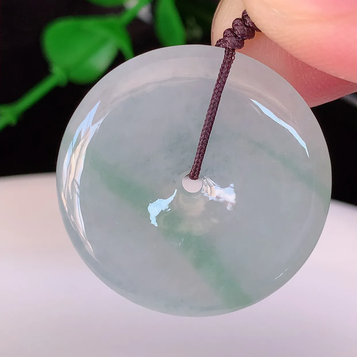 自然光实拍，冰种飘花翡翠平安扣吊坠，种老水足，雕工精湛 ，寓意美好，佩戴时尚出众！#41.11