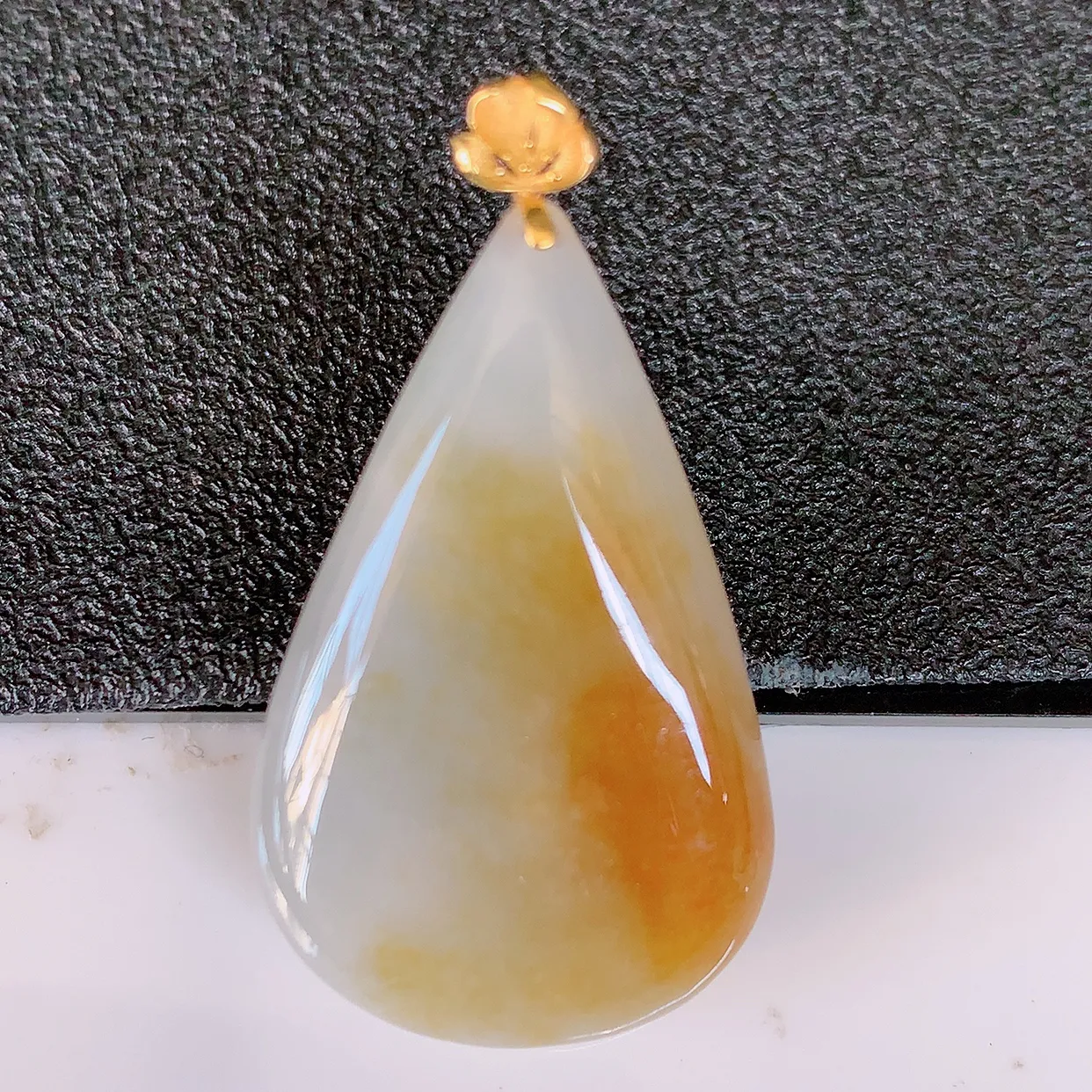 18k金镶嵌冰黄翡双彩翡翠水滴吊坠，沁人心脾，精致典雅的设计，为佩戴者，增添色彩，送礼自留都是佳品选