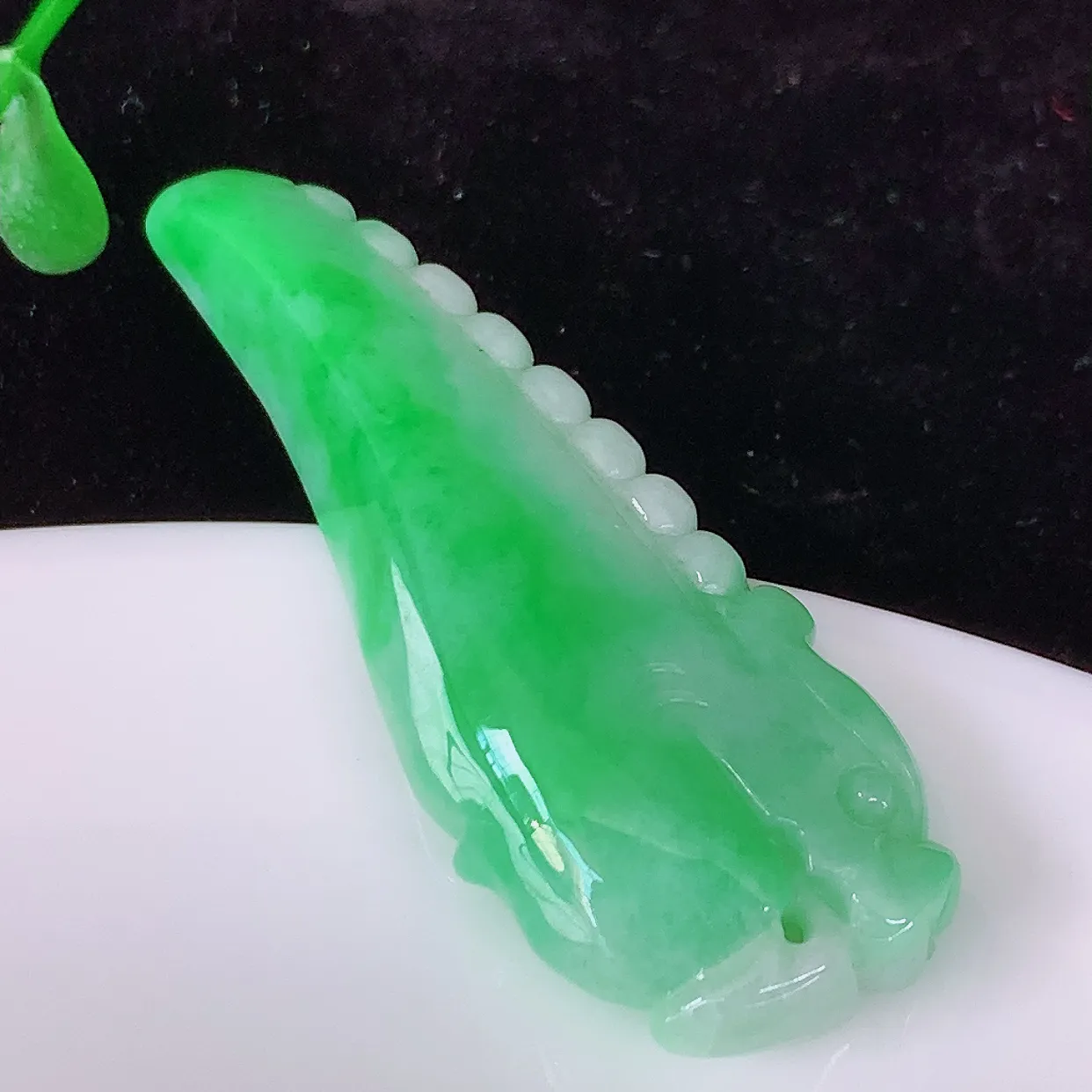 自然光实拍，精雕飘绿翡翠龙牙吊坠，龙行天下，雕工立体精湛，种老水足，配戴霸气时尚，值得收藏!#87.18
