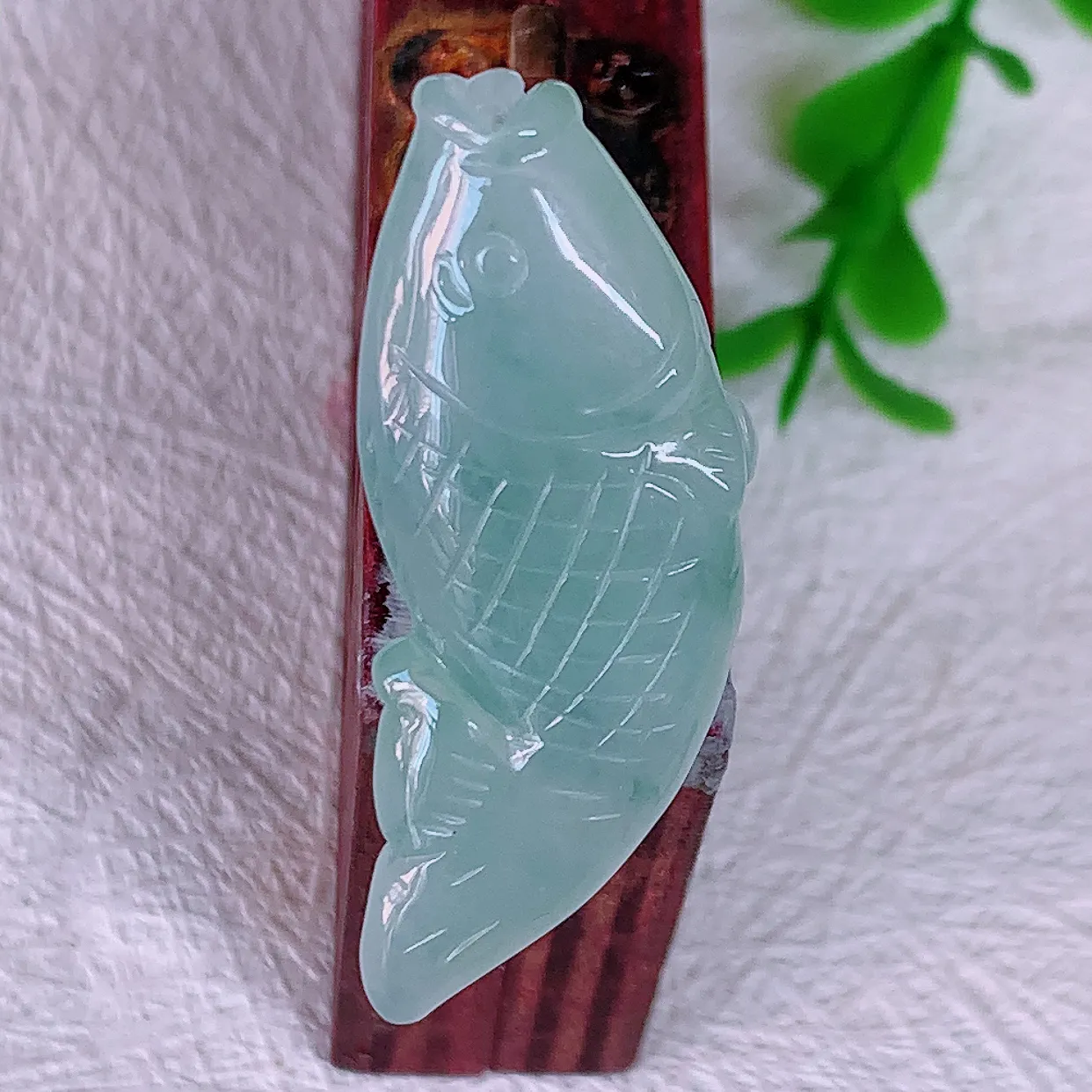 自然光实拍，冰飘花翡翠年年有余，自由自在玉吊坠，寓意财源广进，雕工婉约，栩栩如生，佩戴优雅迷人！#05.18
