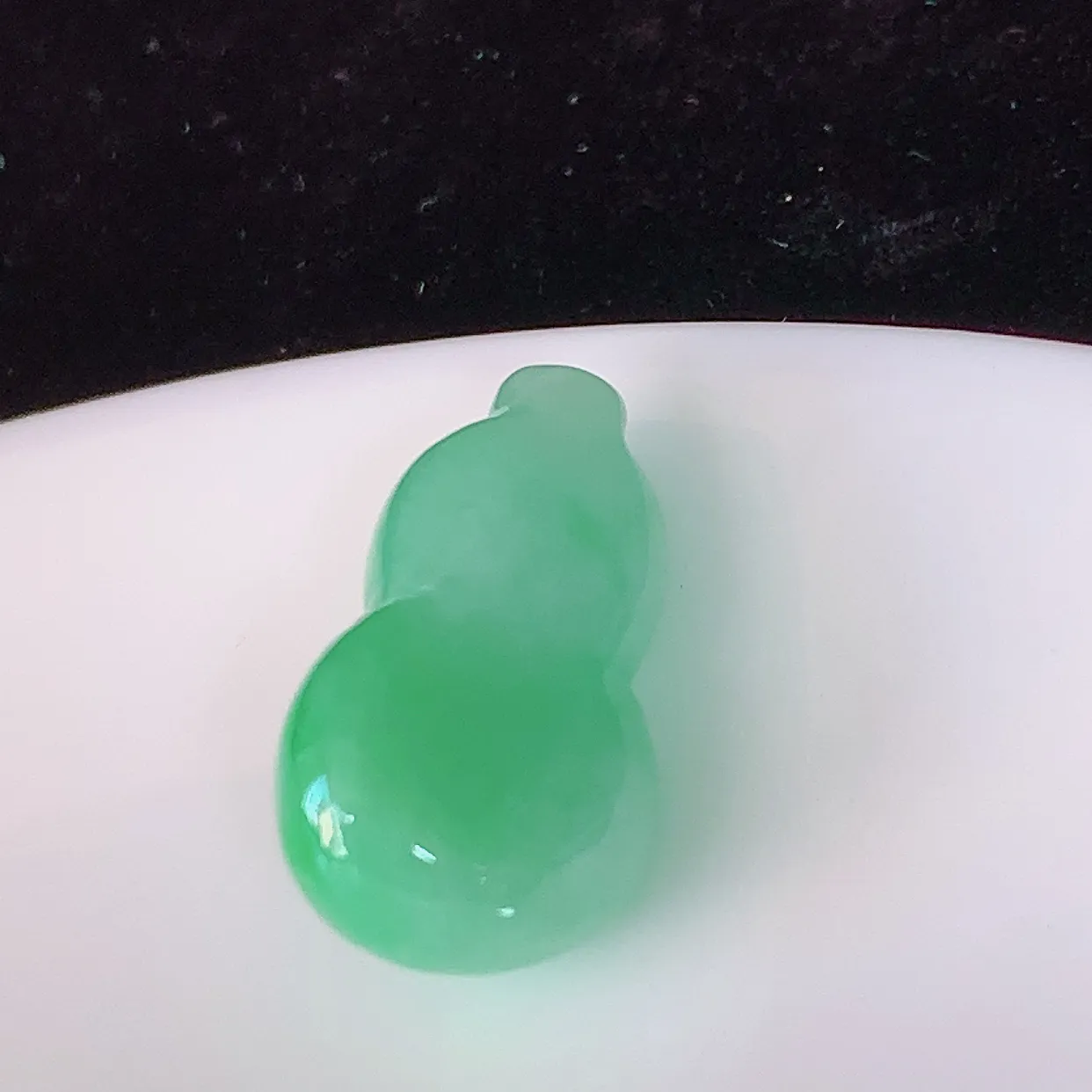 自然光实拍，冰润绿翡翠葫芦戒面，蛋面，种老水足，雕工精湛 ，寓意美好，佩戴时尚出众！#05.18尺寸17*10.5*8.5mm