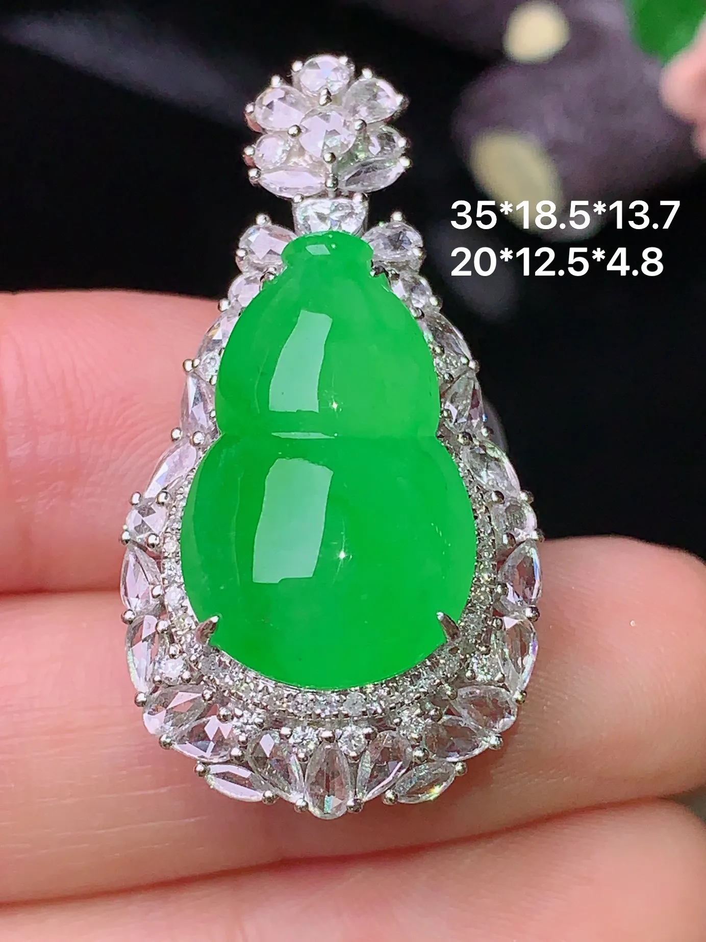 18k金钻镶嵌满绿葫芦吊坠 玉质细腻 色泽艳丽  整体尺寸35*18.5*13.7