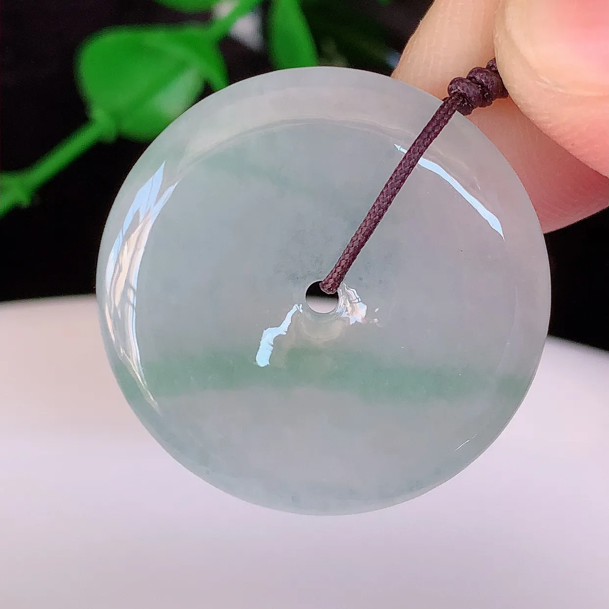 自然光实拍，冰种飘花翡翠平安扣吊坠，种老水足，雕工精湛 ，寓意美好，佩戴时尚出众！#41.11