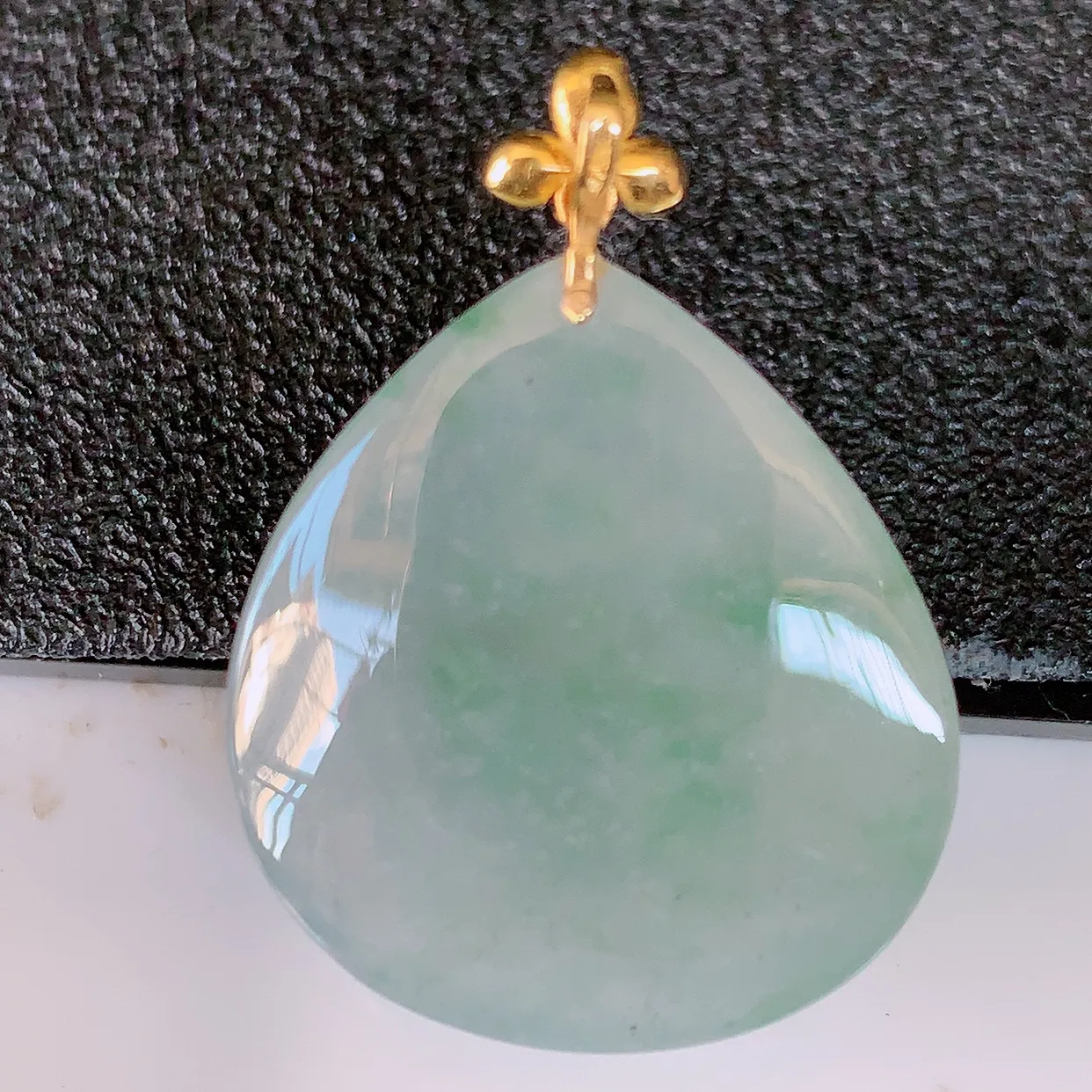 18k金镶嵌冰种飘花翡翠水滴吊坠，沁人心脾，精致典雅的设计，为佩戴者，增添色彩，送礼自留都是佳品选择！#94.18
