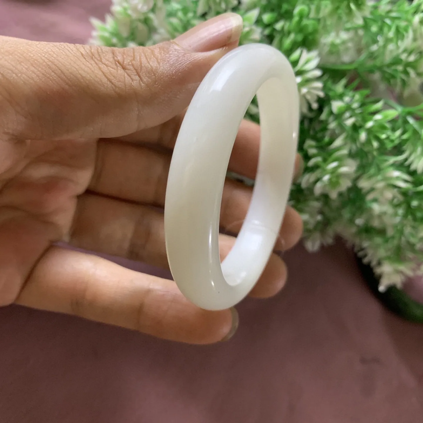 和田玉51圈口羊脂白手镯，玉质特细腻油润，高脂粉，高品质，萦绕腕间时，古韵不失时尚，素雅不失品味，细腻光滑的触感，使人沉醉，气质高雅