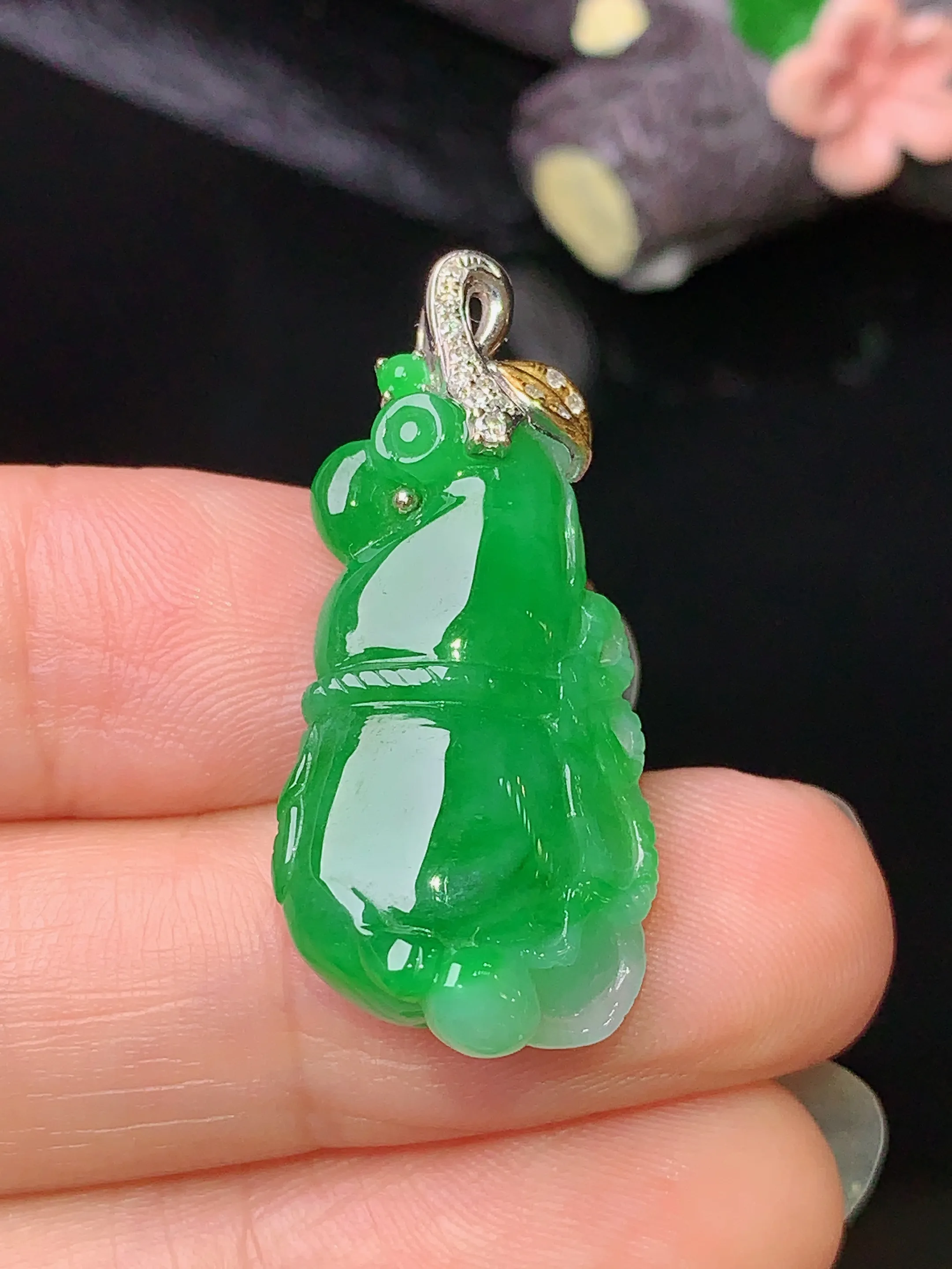 18k金钻镶嵌满绿雕花葫芦吊坠 玉质细腻 色泽艳丽  整体尺寸32*14.8*6.2