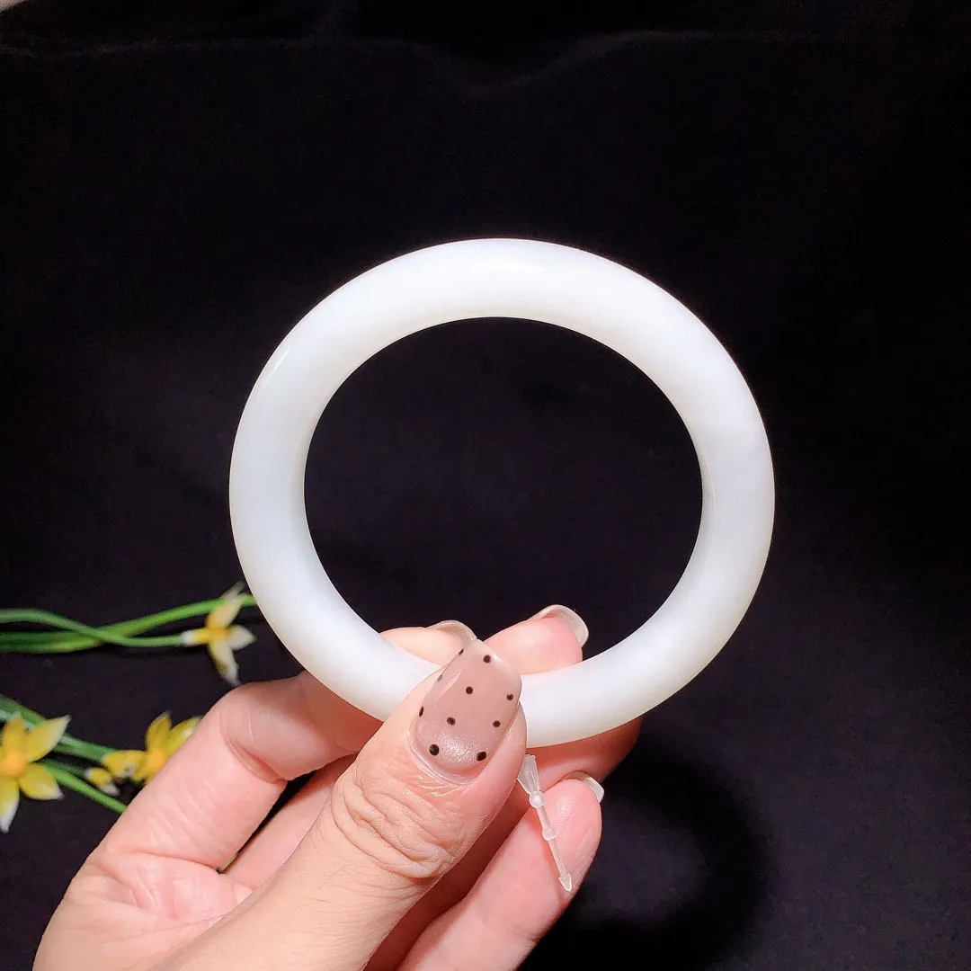 暖白色，和田玉56.5圈口白玉手镯！圈口56.5宽11.8玉质细腻油润 底色纯净无裂无杂 脂粉好，品质高