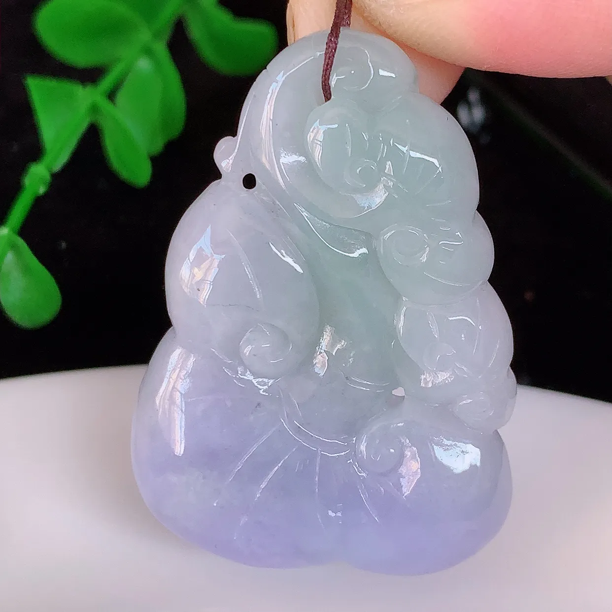 自然光实拍，冰润紫罗兰翡翠如意吊坠，翡翠如意，上身效果非常美，饱满大气，工艺美，万事如意，如意一生 