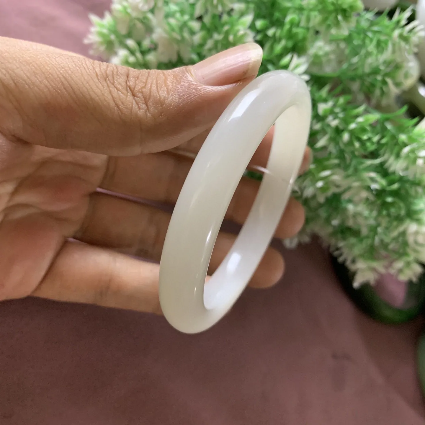 冰白色，和田玉56.5圈口羊脂白手镯，玉质特细腻油润，高脂粉，高品质，萦绕腕间时，古韵不失时尚，素雅