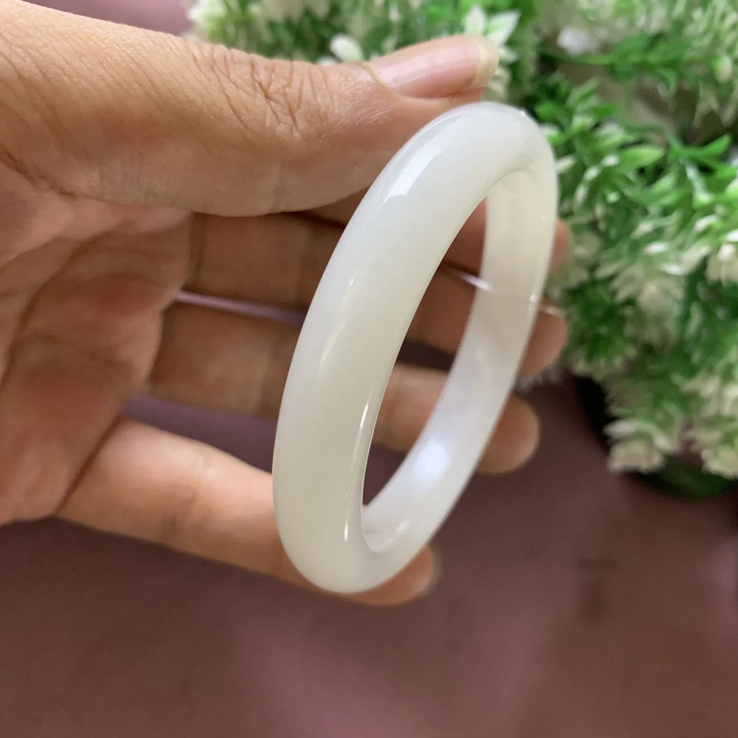 和田玉54.6圈口羊脂白手镯，玉质特细腻油润，高脂粉，高品质，萦绕腕间时，古韵不失时尚，素雅不失品味，细腻光滑的触感，使人沉醉，气质高雅
