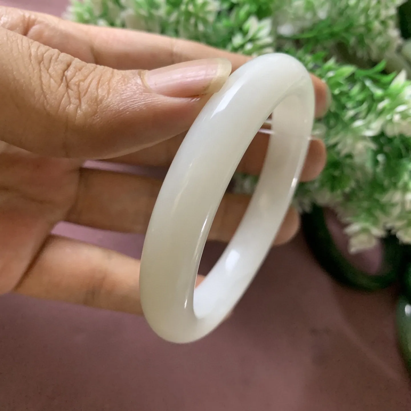 和田玉55.5圈口羊脂白手镯，玉质特细腻油润，高脂粉，高品质，萦绕腕间时，古韵不失时尚，素雅不失品味，细腻光滑的触感，使人沉醉，气质高雅