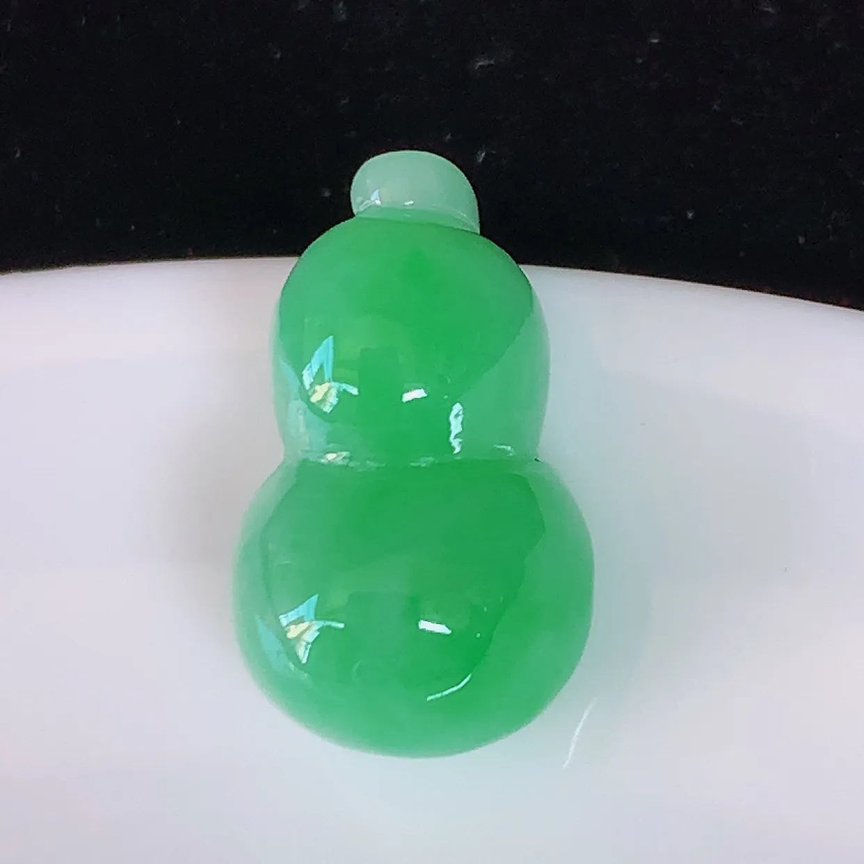 自然光实拍，冰润绿翡翠葫芦戒面，蛋面，种老水足，雕工精湛 ，寓意美好，佩戴时尚出众！#05.18尺寸17*10.5*8.5mm