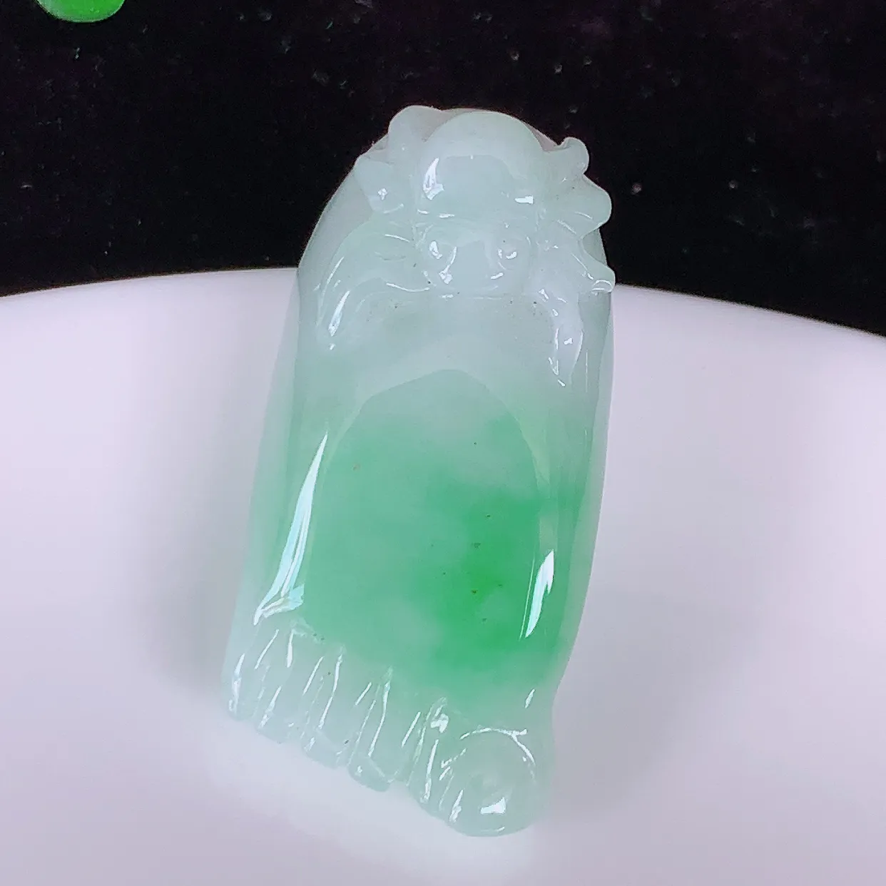 自然光实拍，冰润飘绿翡翠知足常乐吊坠，种老水足，雕工精湛 ，寓意美好，佩戴时尚出众！#87.18