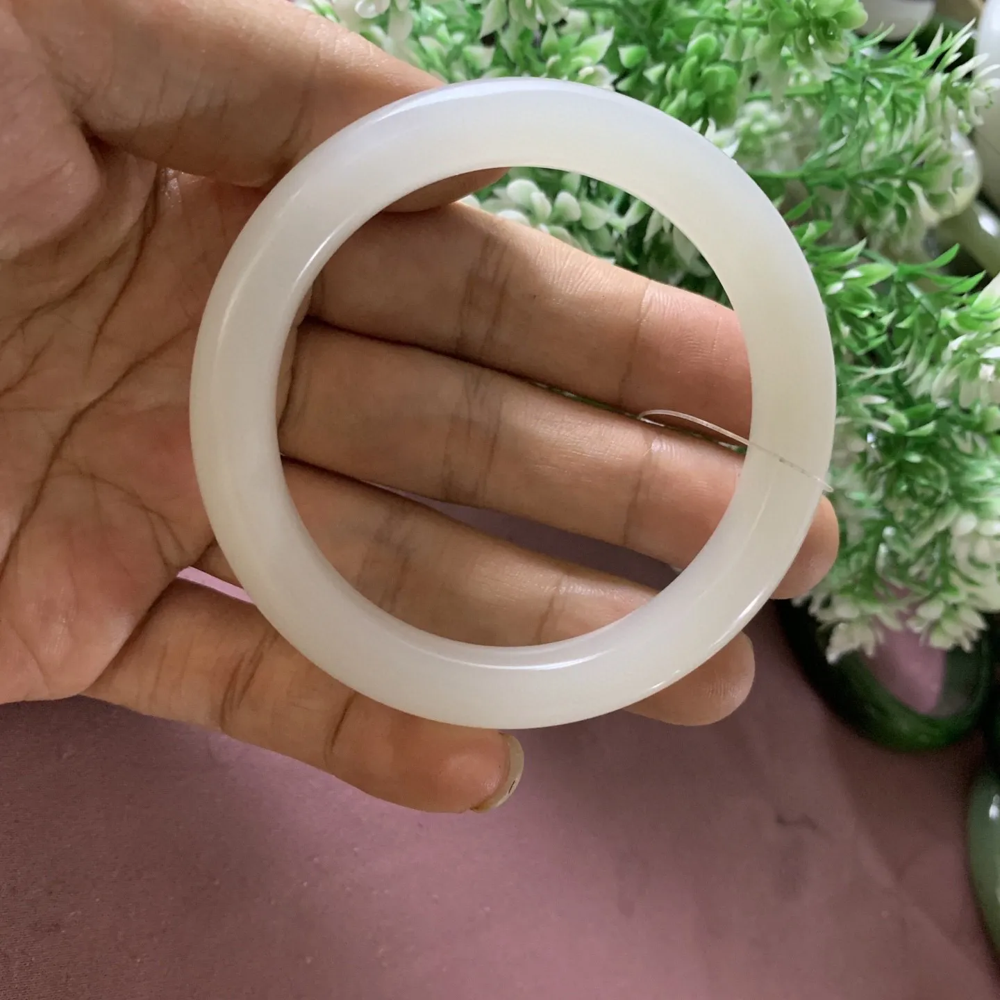 冰白色，和田玉56.5圈口羊脂白手镯，玉质特细腻油润，高脂粉，高品质，萦绕腕间时，古韵不失时尚，素雅不失品味，细腻光滑的触感，使人沉醉，气质高雅