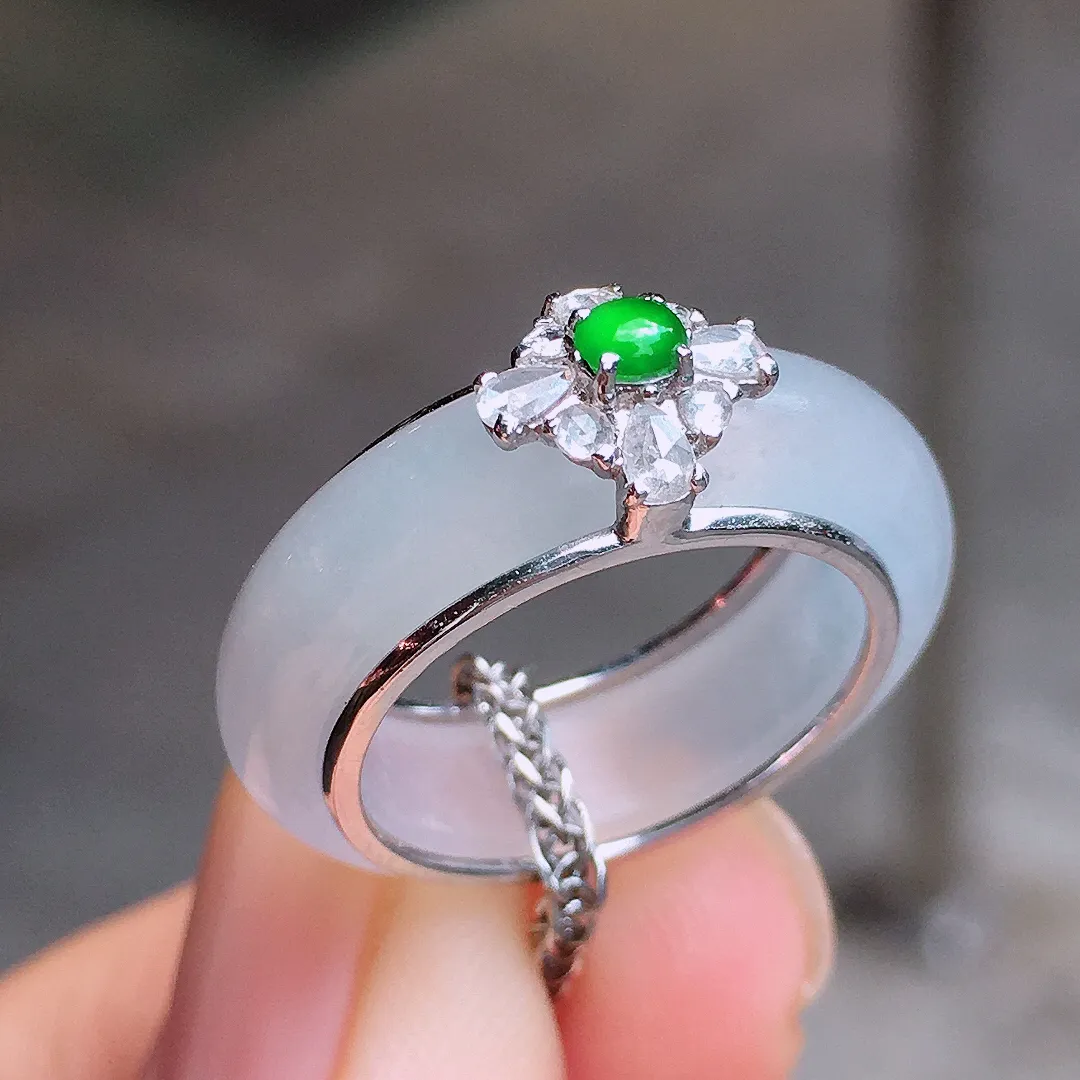 冰种指环，玉质细腻，荧光感超
强，饱满圆润，尽显优雅气质，18k
金豪华镶嵌