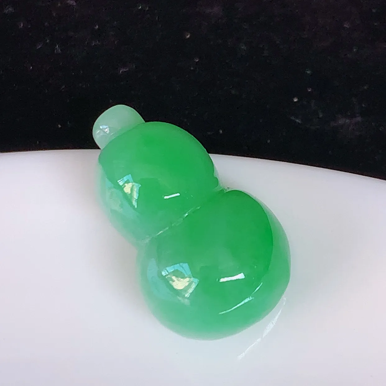 自然光实拍，冰润绿翡翠葫芦戒面，蛋面，种老水足，雕工精湛 ，寓意美好，佩戴时尚出众！#05.18尺寸17*10.5*8.5mm