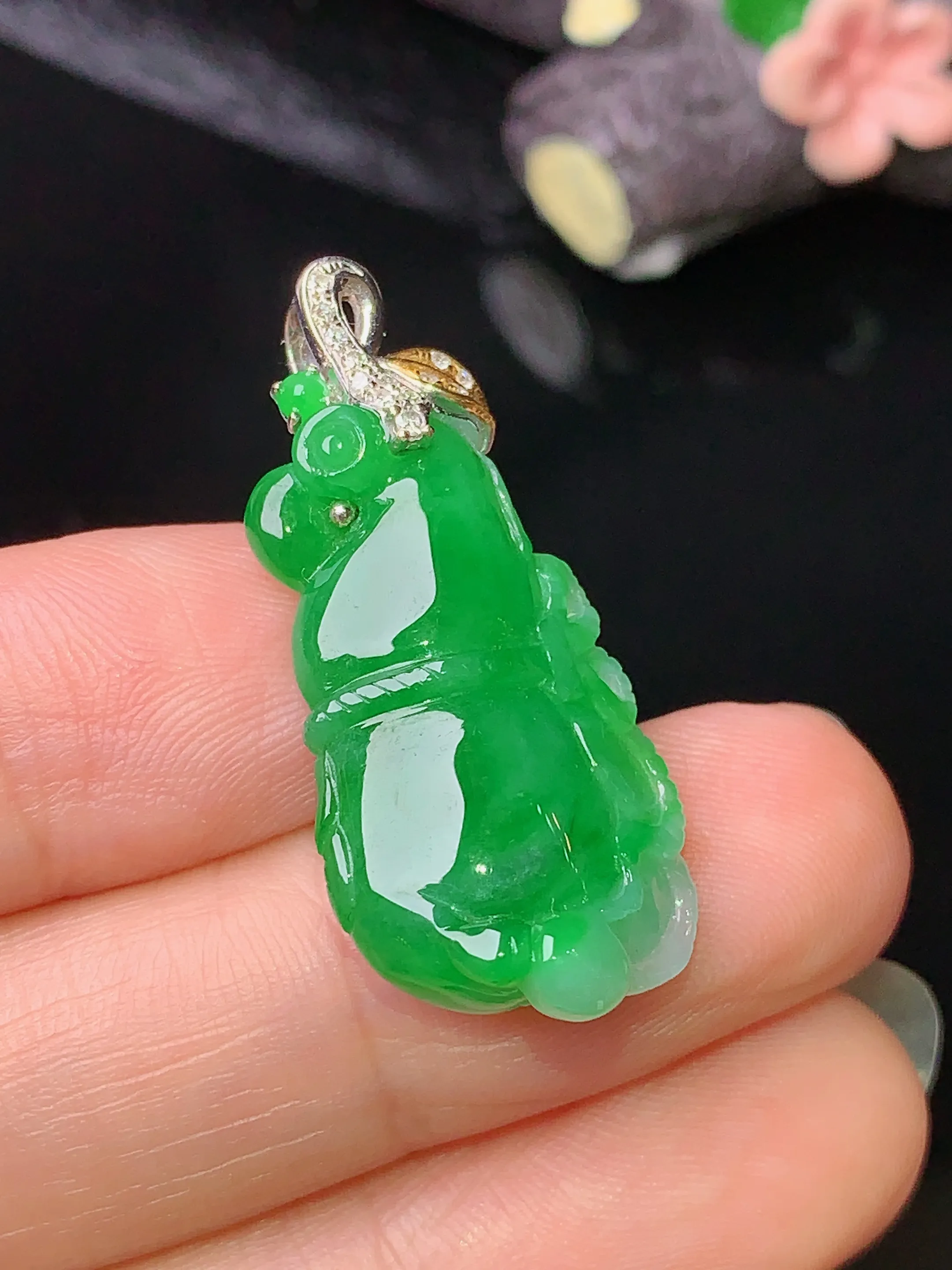 18k金钻镶嵌满绿雕花葫芦吊坠 玉质细腻 色泽艳丽  整体尺寸32*14.8*6.2