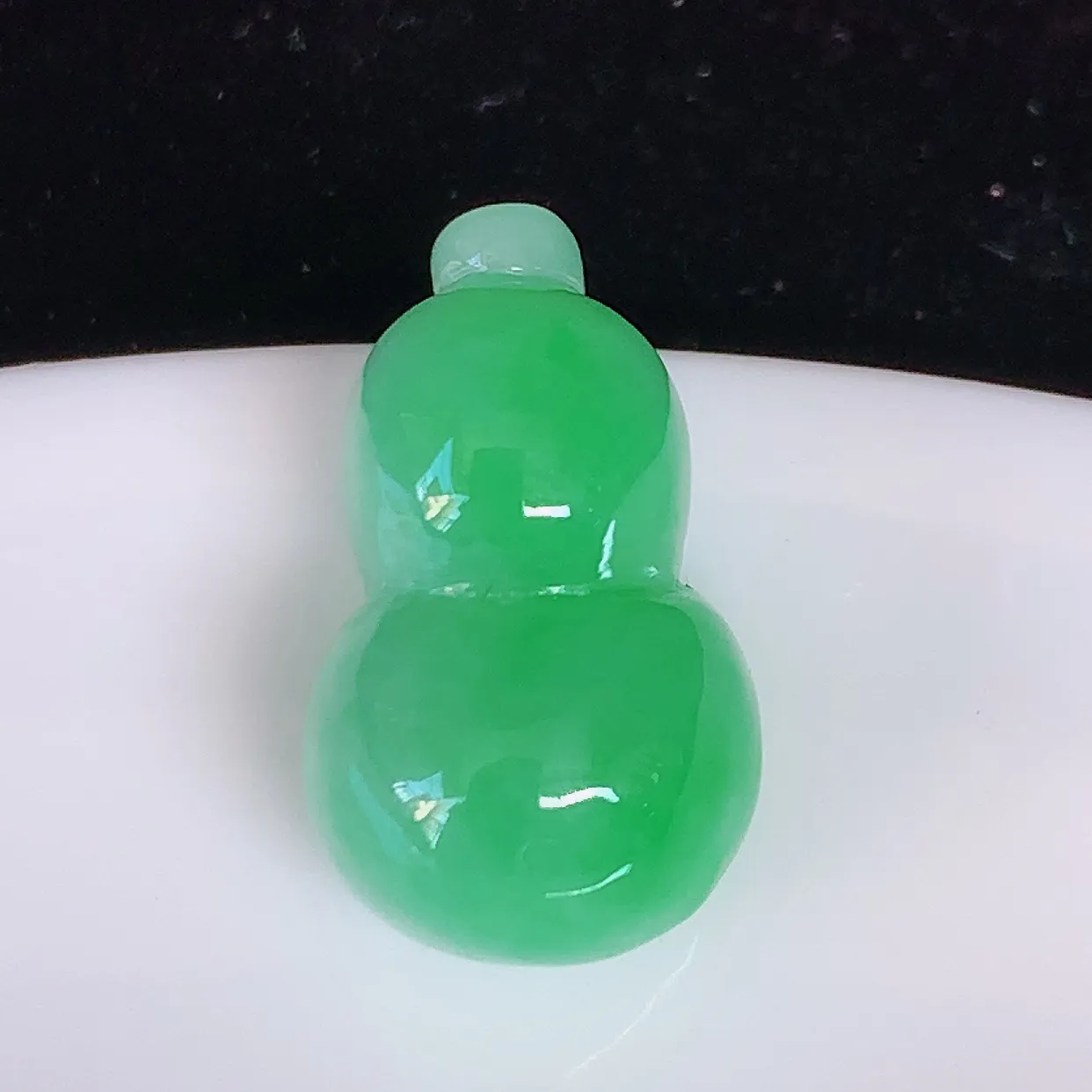 自然光实拍，冰润绿翡翠葫芦戒面，蛋面，种老水足，雕工精湛 ，寓意美好，佩戴时尚出众！#05.18尺寸