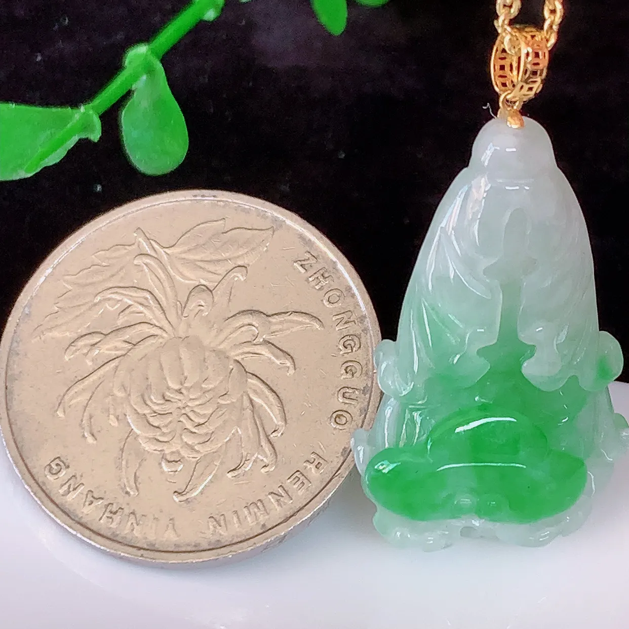 18K金镶嵌冰飘绿翡翠招百财白菜吊坠，百财聚来，财源滚滚，色泽鲜艳，精工水润的白菜，性价比高！#1.18