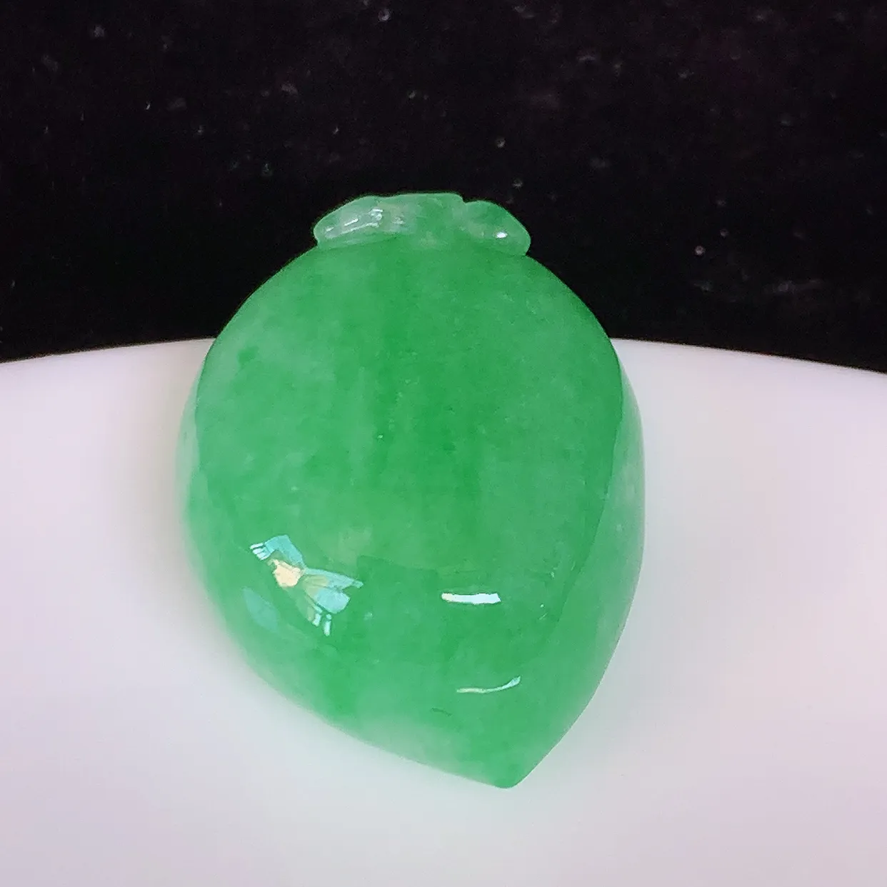 自然光实拍，冰润满绿翡翠桃子吊坠，种老水足，雕工精湛 ，寓意美好，佩戴时尚出众！#05.18