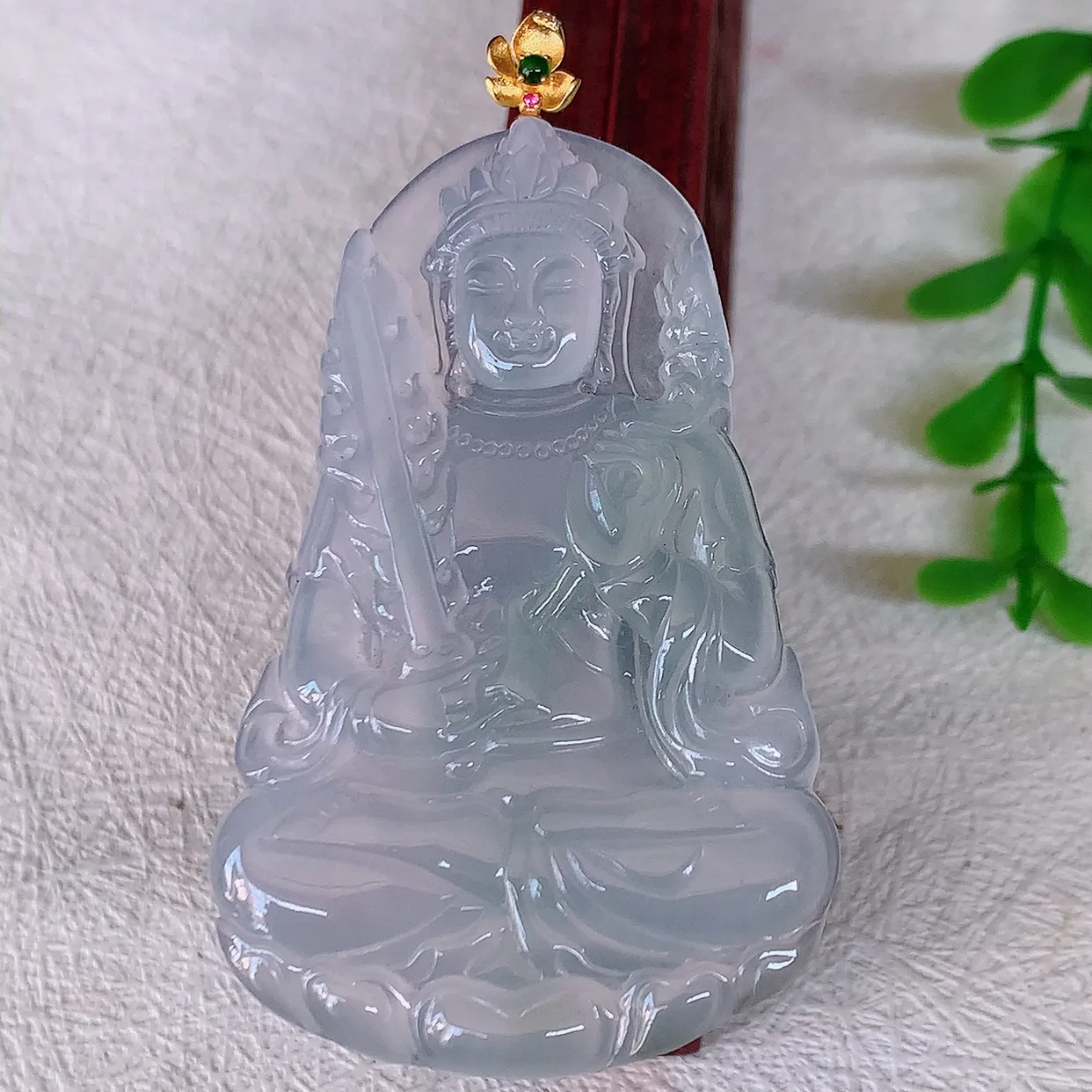 自然光实拍，18K金镶嵌冰种翡翠虚空藏菩萨吊坠，赐福翡翠观音，翠绿迷人，观音面相端庄，佩戴时尚出众！