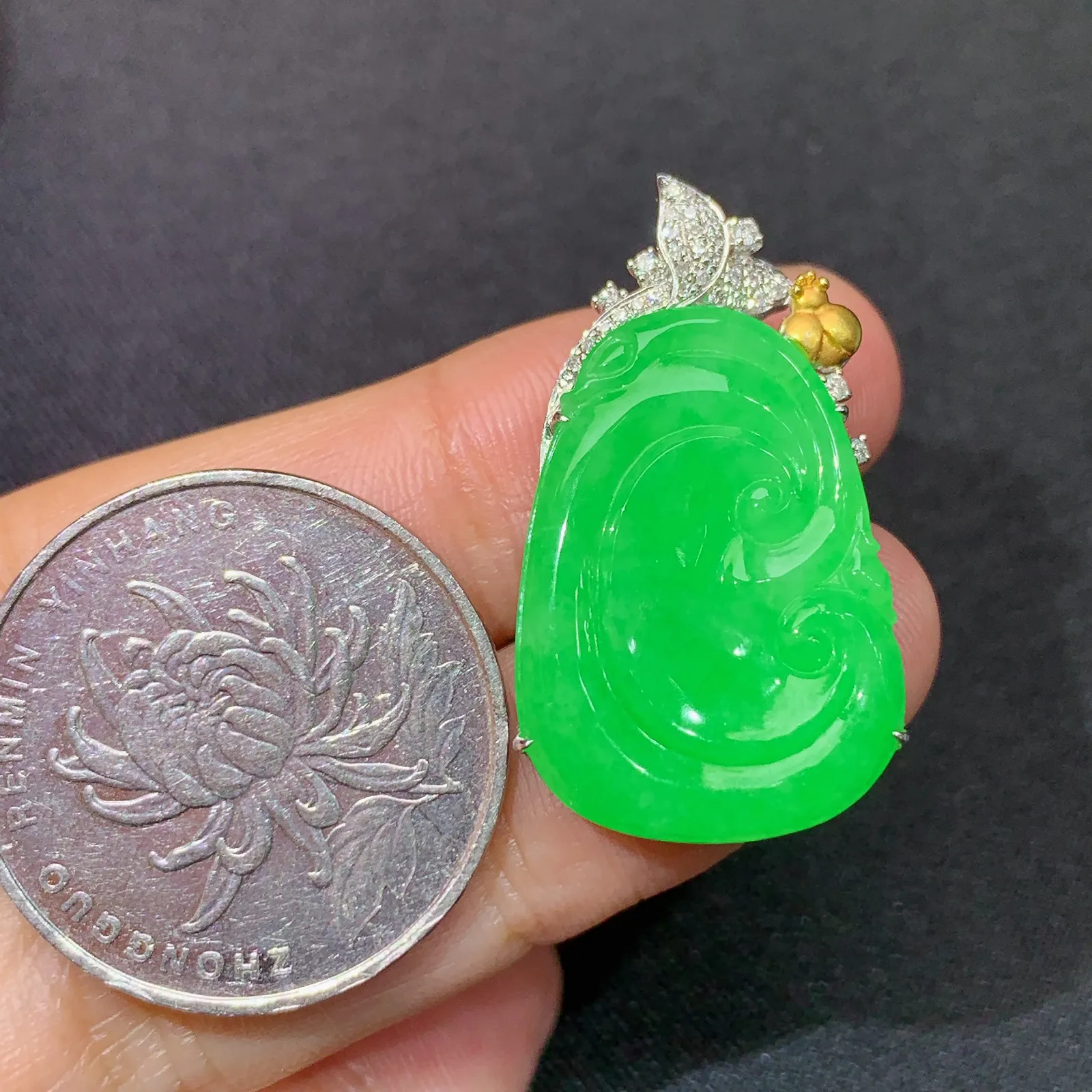 阳绿如意吊坠，18k金镶嵌，色泽鲜阳，冰润细腻，种水足 尺寸30.1*17.5*4.9