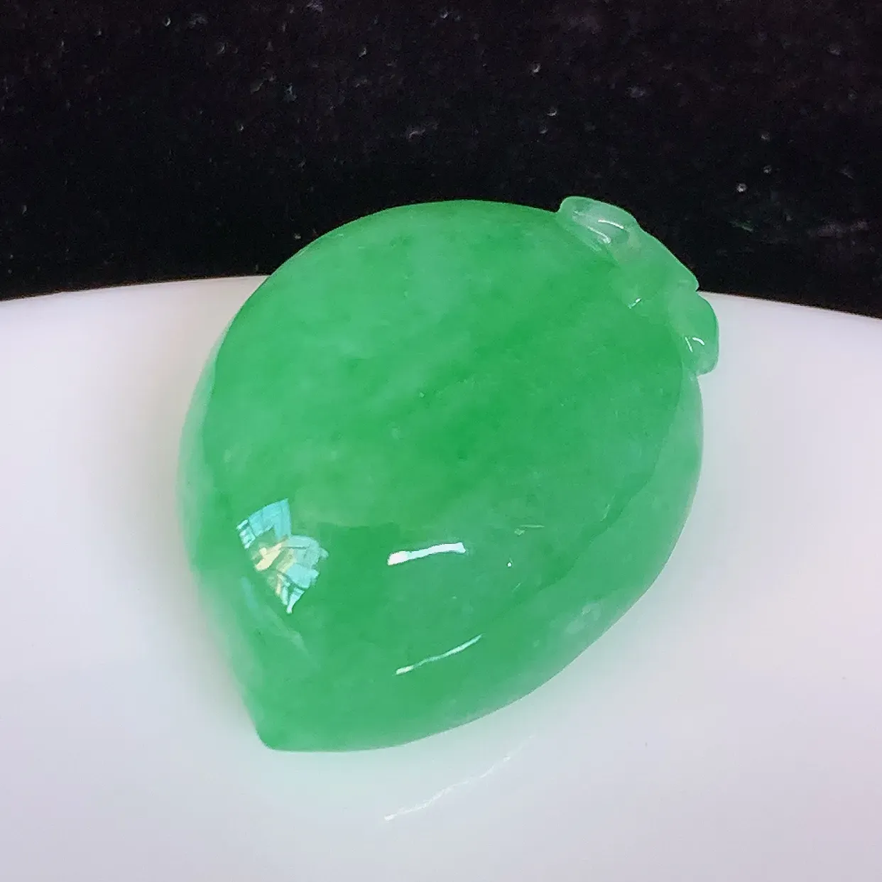 自然光实拍，冰润满绿翡翠桃子吊坠，种老水足，雕工精湛 ，寓意美好，佩戴时尚出众！#05.18