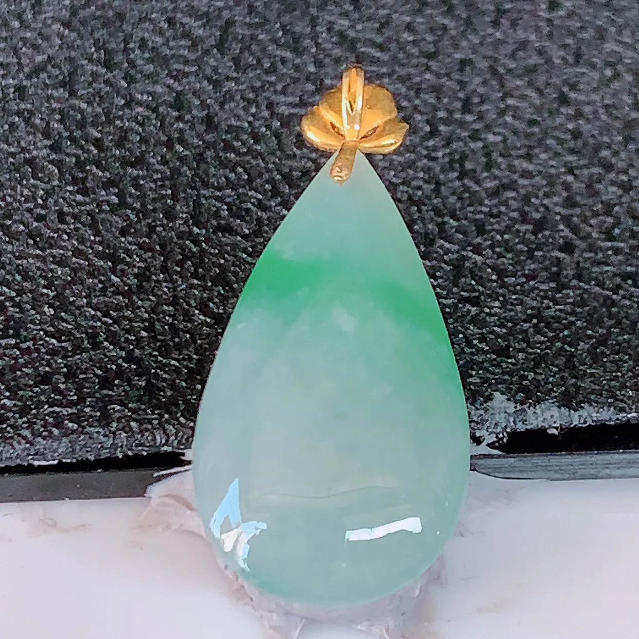 18k金镶嵌冰飘绿翡翠水滴吊坠，沁人心脾，精致典雅的设计，为佩戴者，增添色彩，送礼自留都是佳品选择！#94.18