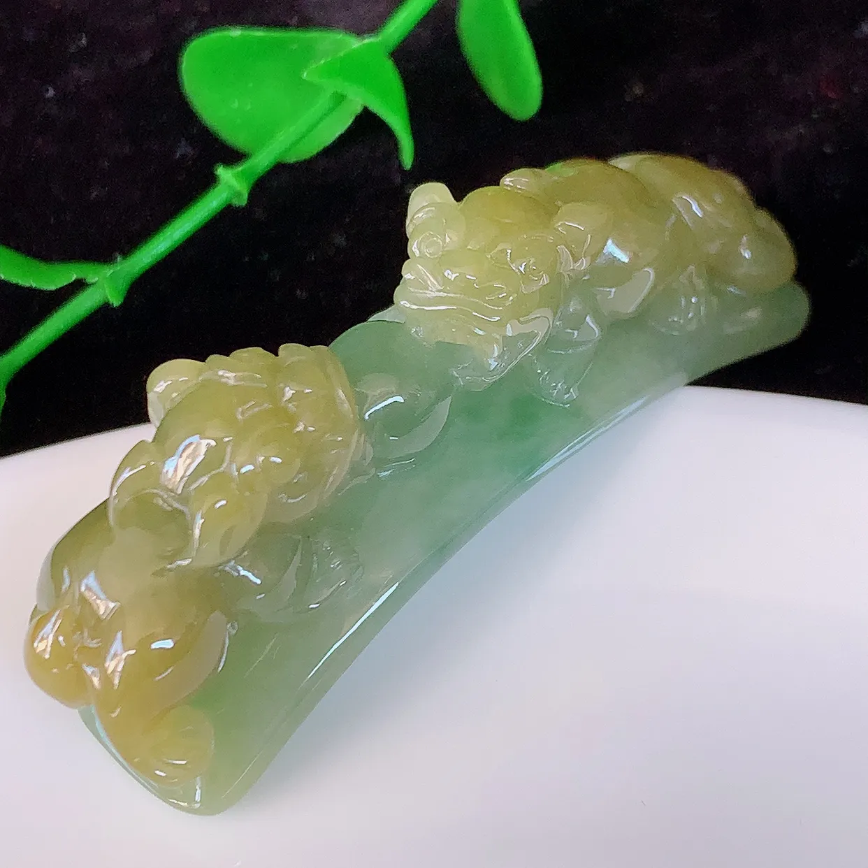 自然光实拍，冰润黄翡招财貔貅手环，民间有“一摸貔貅运程旺盛，再摸貔貅财运滚滚，三摸貔貅平步青云 ”的