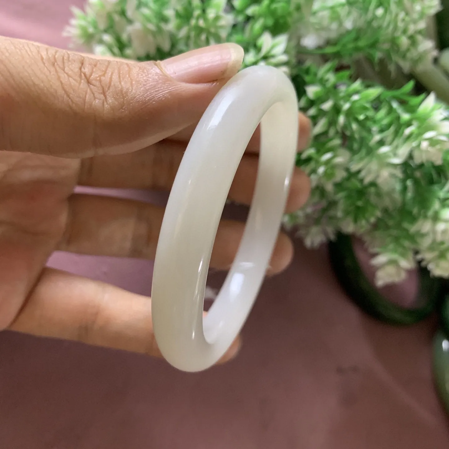 和田玉57圈口羊脂白手镯，玉质特细腻油润，高脂粉，高品质，萦绕腕间时，古韵不失时尚，素雅不失品味，细腻光滑的触感，使人沉醉，气质高雅