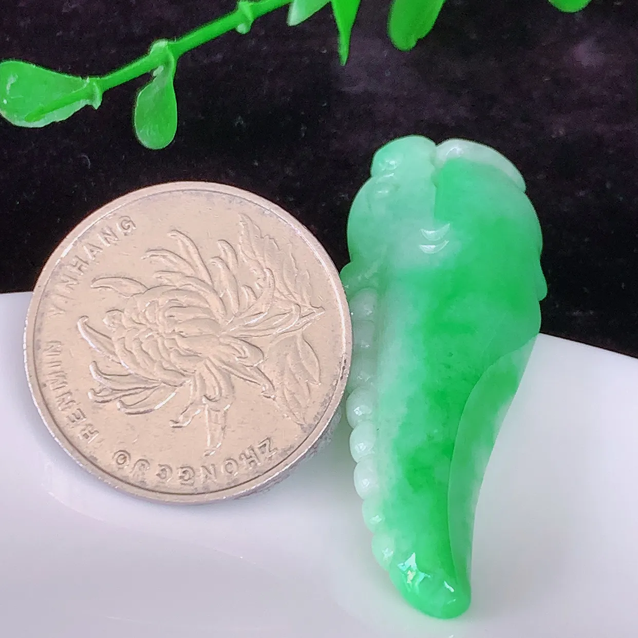 自然光实拍，精雕飘绿翡翠龙牙吊坠，龙行天下，雕工立体精湛，种老水足，配戴霸气时尚，值得收藏!#87.18