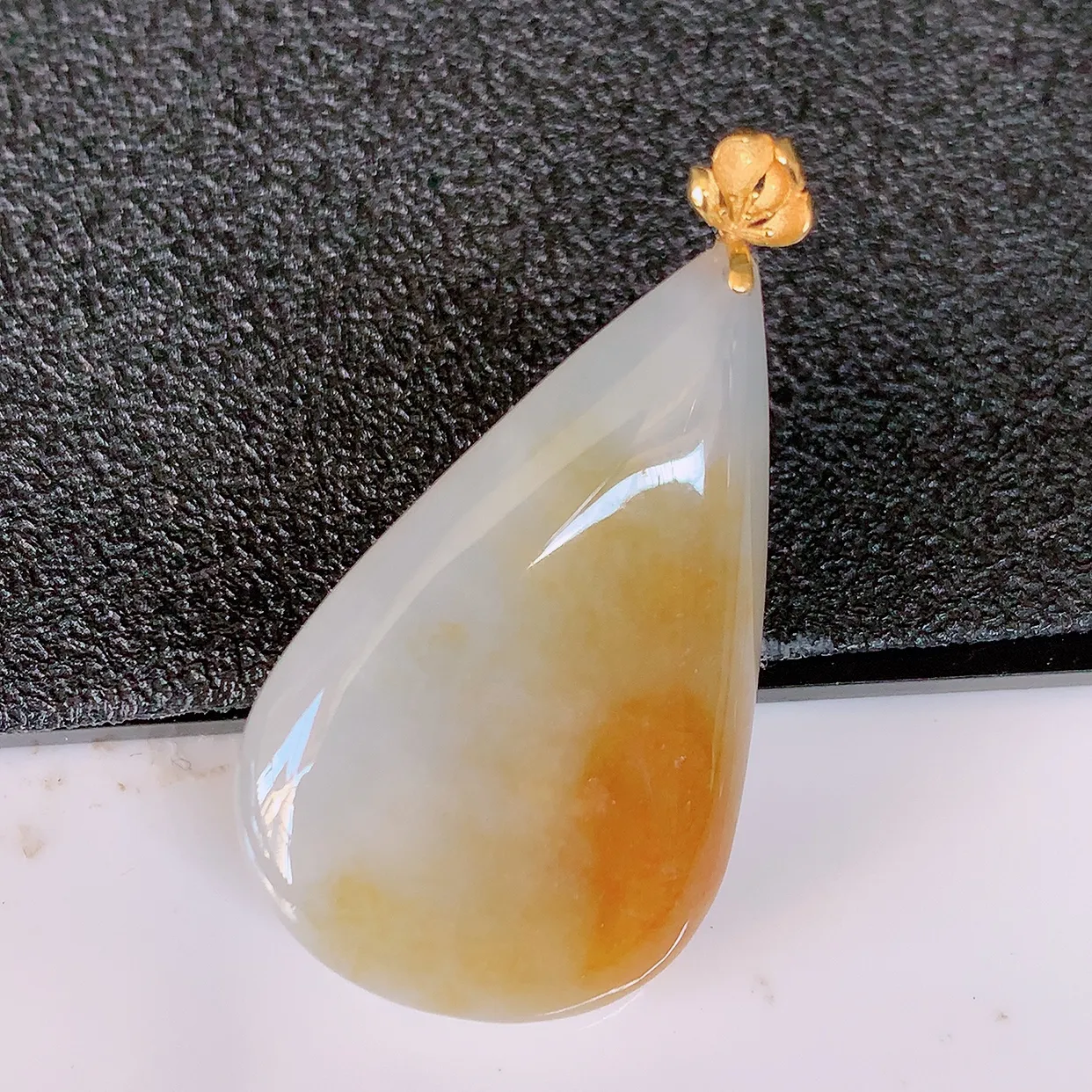18k金镶嵌冰黄翡双彩翡翠水滴吊坠，沁人心脾，精致典雅的设计，为佩戴者，增添色彩，送礼自留都是佳品选择！#94.18