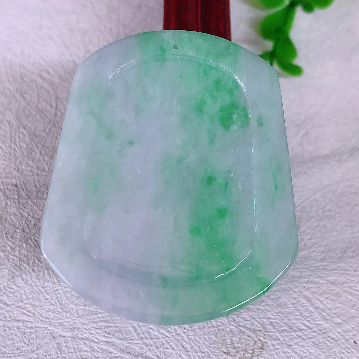 自然光实拍，冰润飘绿翡翠生肖猴牌吊坠，种老水足，雕工精湛 ，寓意美好，佩戴时尚出众！#05.18