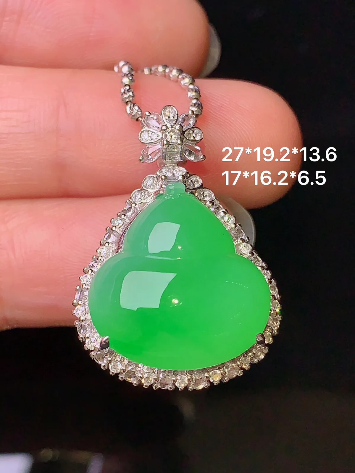 18k金钻镶嵌翠绿葫芦吊坠 玉质细腻 色泽艳丽 整体尺寸27*19.2*13.6