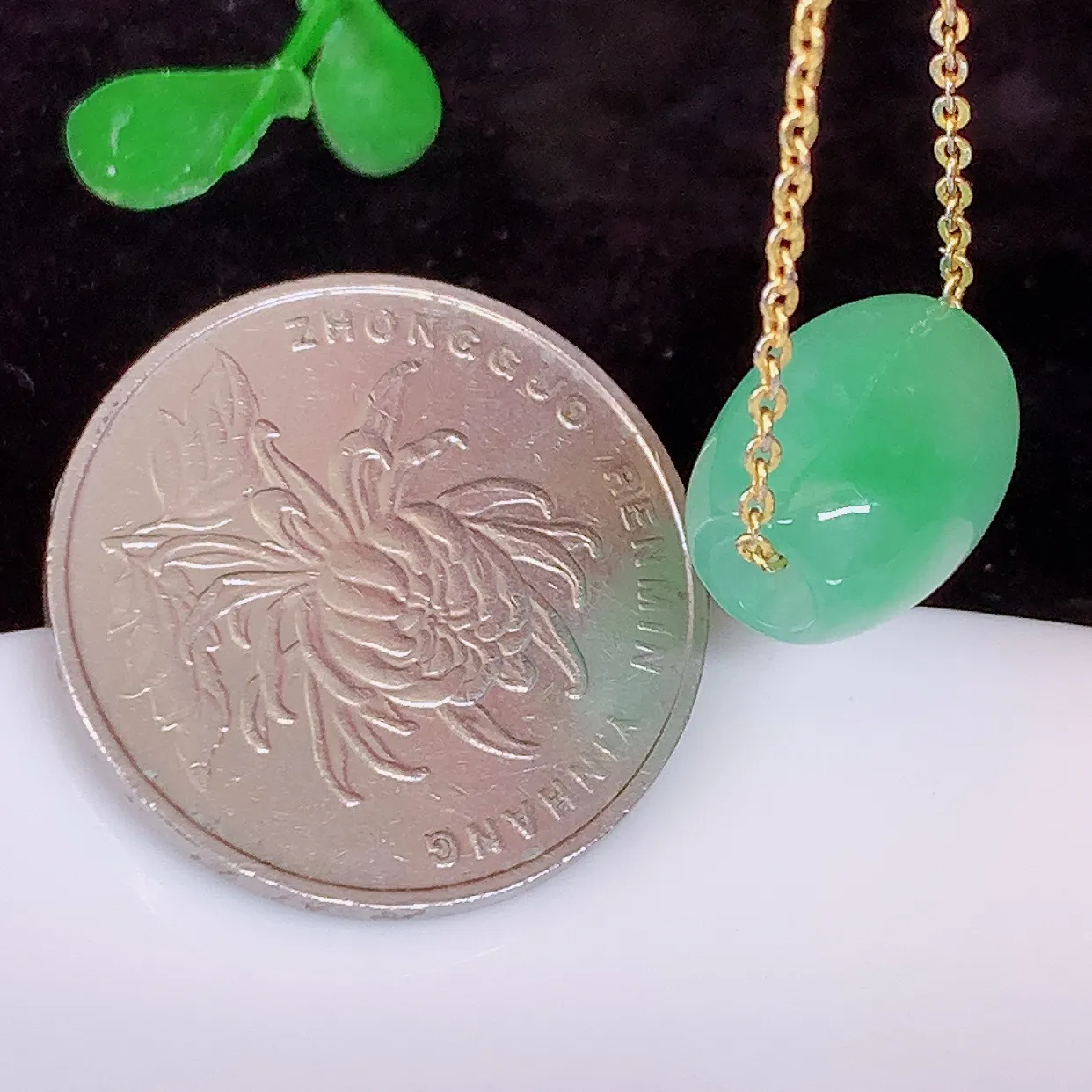 自然光实拍，冰飘绿翡翠路路通吊坠，寓意时来运转、财源滚滚，款式新颖时尚，日常百搭的款！配图银链#94.18