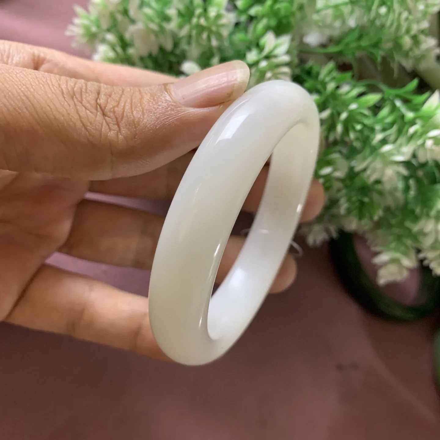 和田玉53.5圈口羊脂白手镯，圈口53.5宽13mm玉质特细腻油润，高脂粉，高品质，萦绕腕间时，古韵