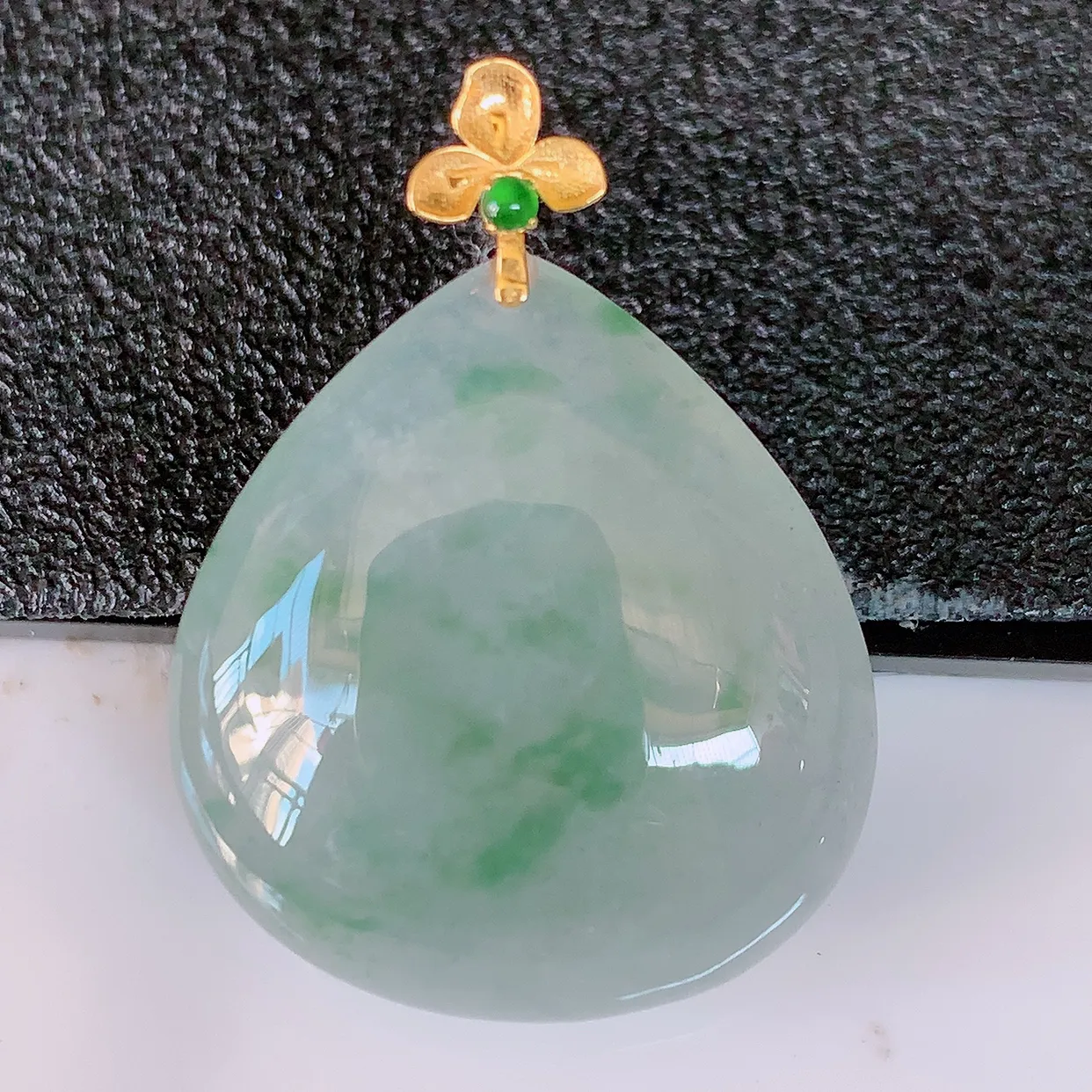 18k金镶嵌冰种飘花翡翠水滴吊坠，沁人心脾，精致典雅的设计，为佩戴者，增添色彩，送礼自留都是佳品选择