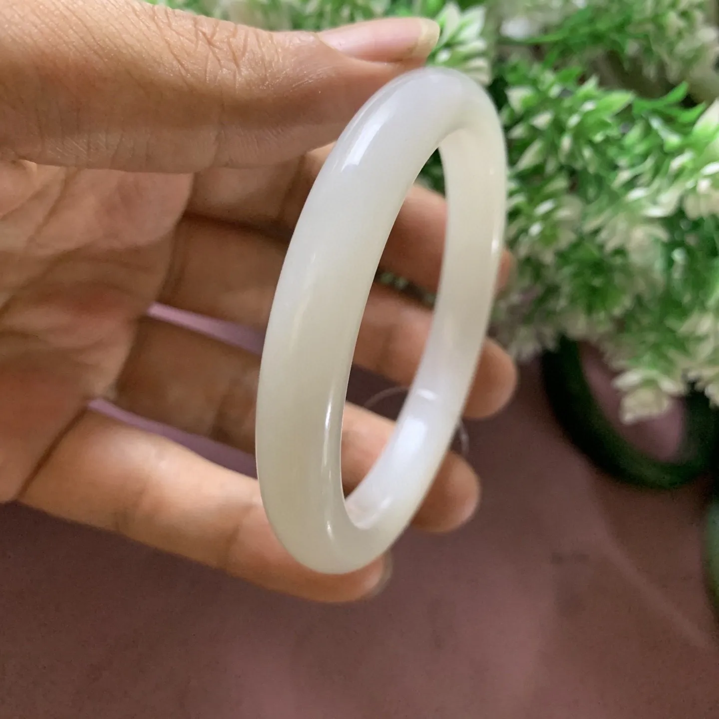 和田玉57圈口羊脂白手镯，玉质特细腻油润，高脂粉，高品质，萦绕腕间时，古韵不失时尚，素雅不失品味，细