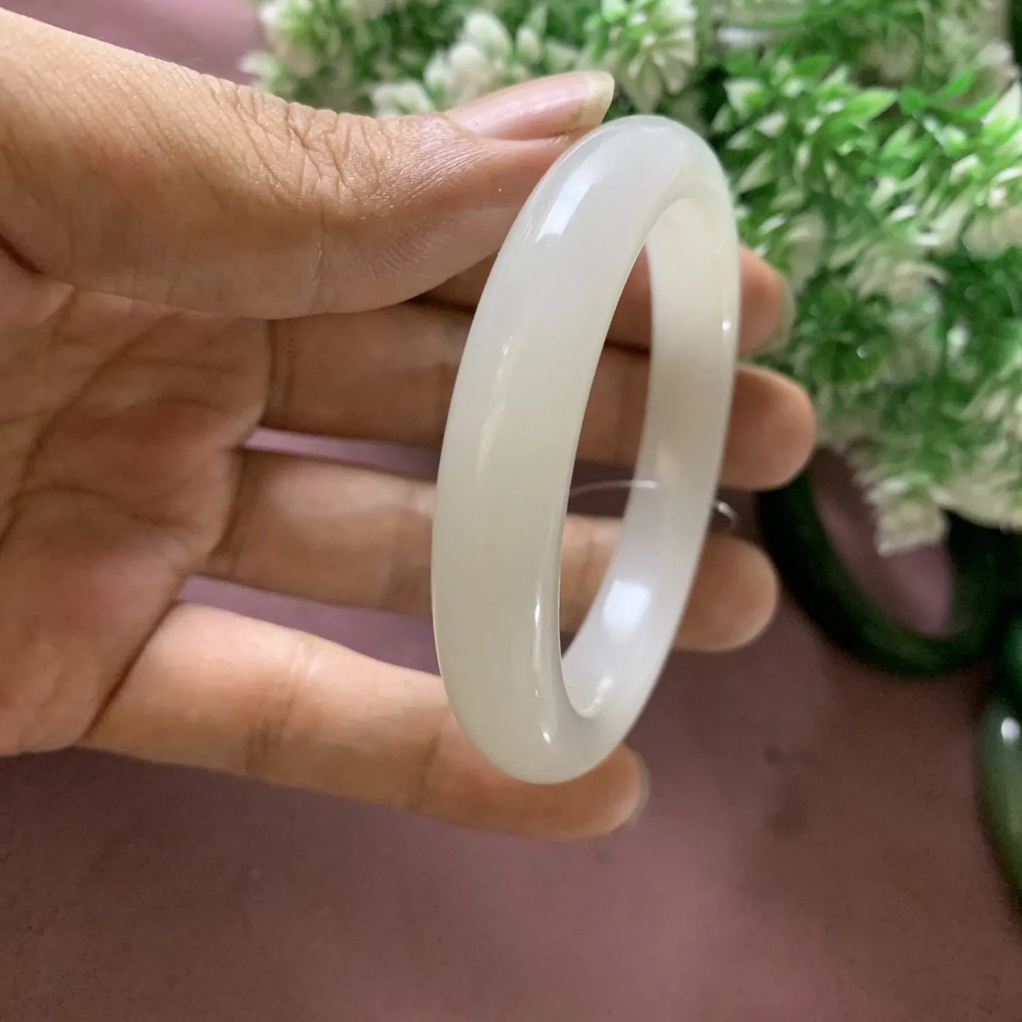 冰透白，和田玉52圈口羊脂白手镯，玉质特细腻油润，高脂粉，高品质，萦绕腕间时，古韵不失时尚，素雅不失品味，细腻光滑的触感，使人沉醉，气质高雅
