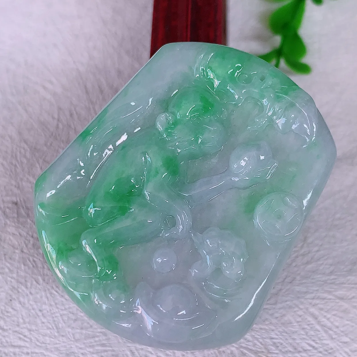 自然光实拍，冰润飘绿翡翠生肖猴牌吊坠，种老水足，雕工精湛 ，寓意美好，佩戴时尚出众！#05.18