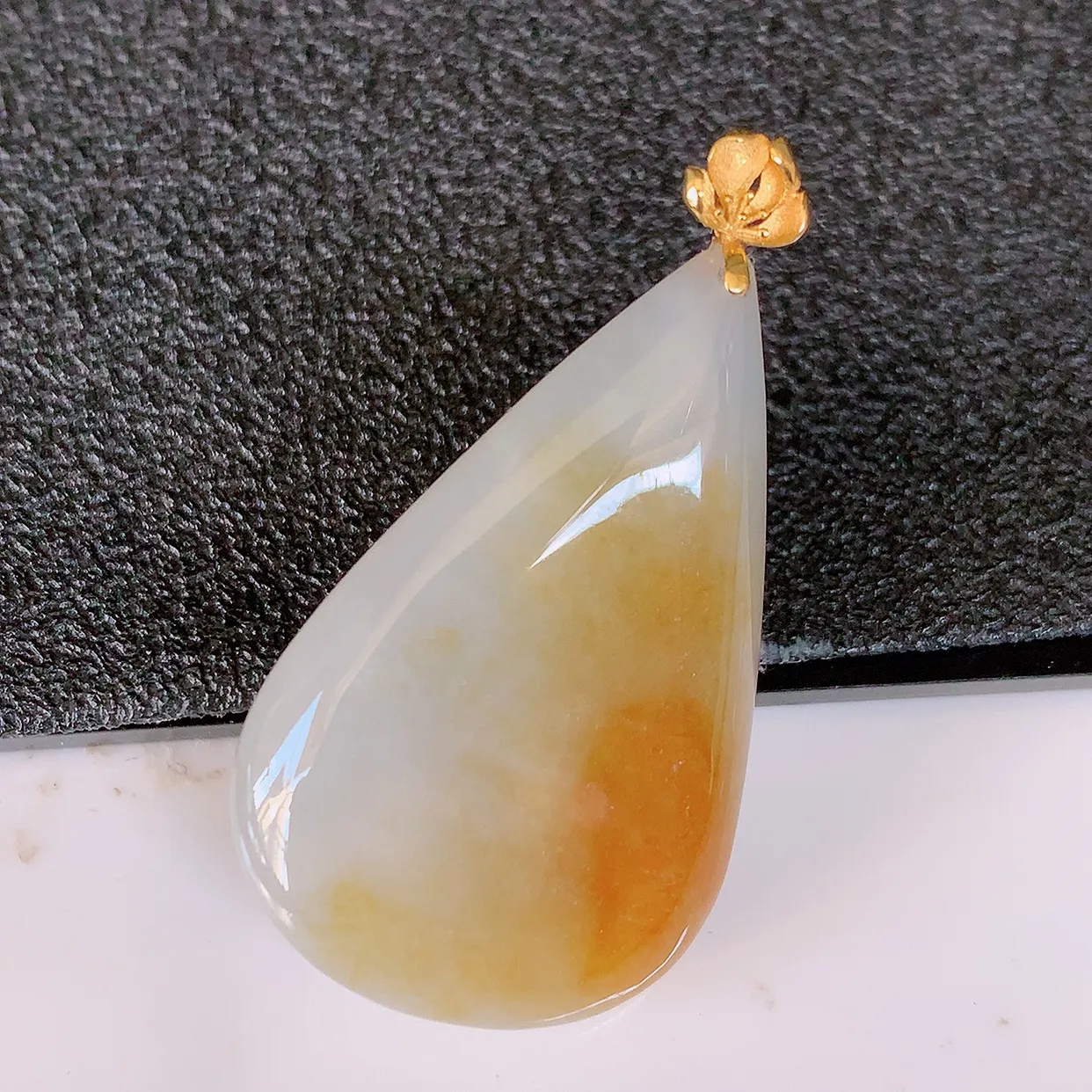 18k金镶嵌冰黄翡双彩翡翠水滴吊坠，沁人心脾，精致典雅的设计，为佩戴者，增添色彩，送礼自留都是佳品选择！#94.18