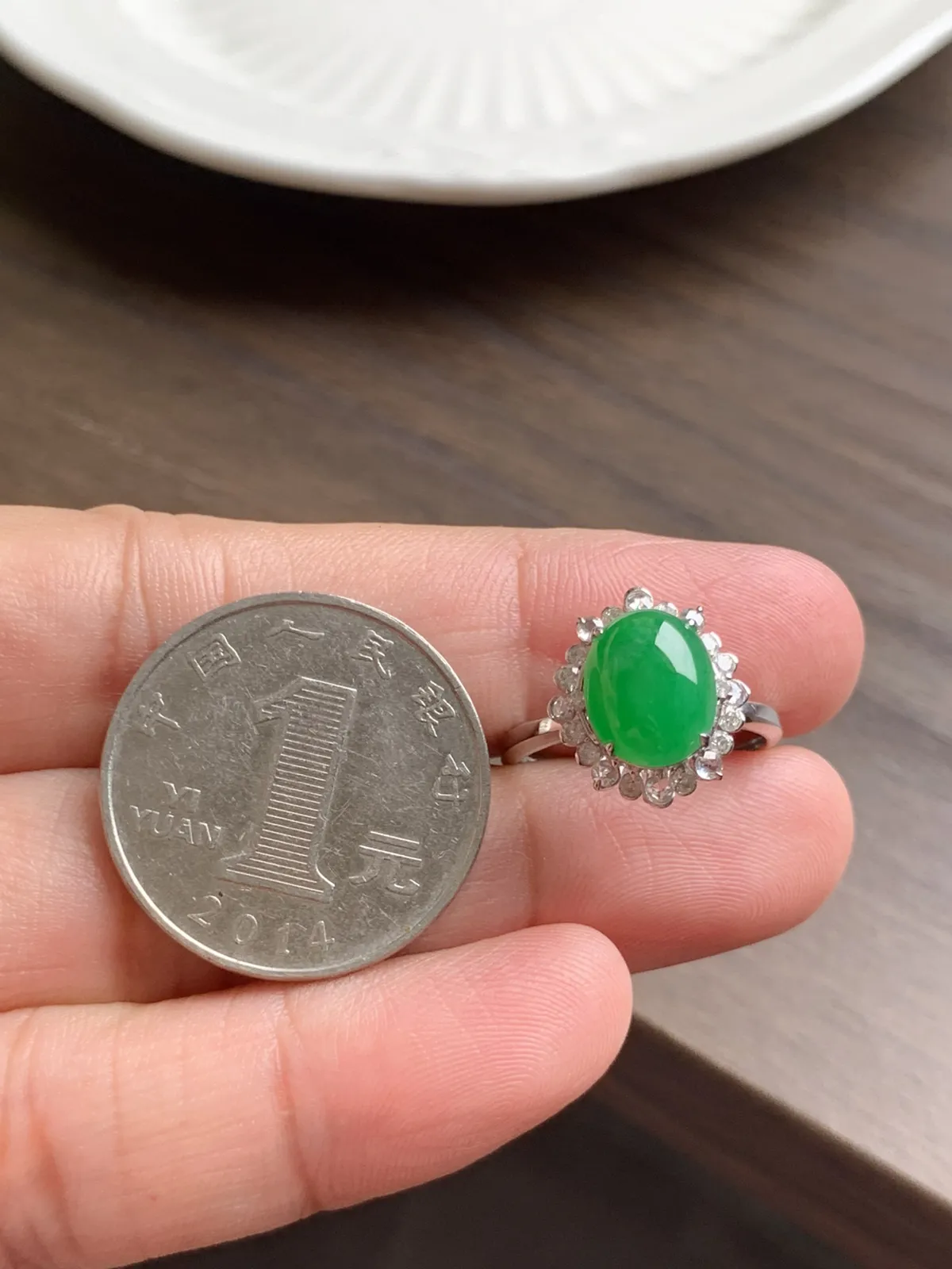 满绿戒指
裸石 10*8.5*4.8 18k金钻石镶嵌，蛋面圆润，厚实细腻，水润，颜色鲜艳，亮丽夺目