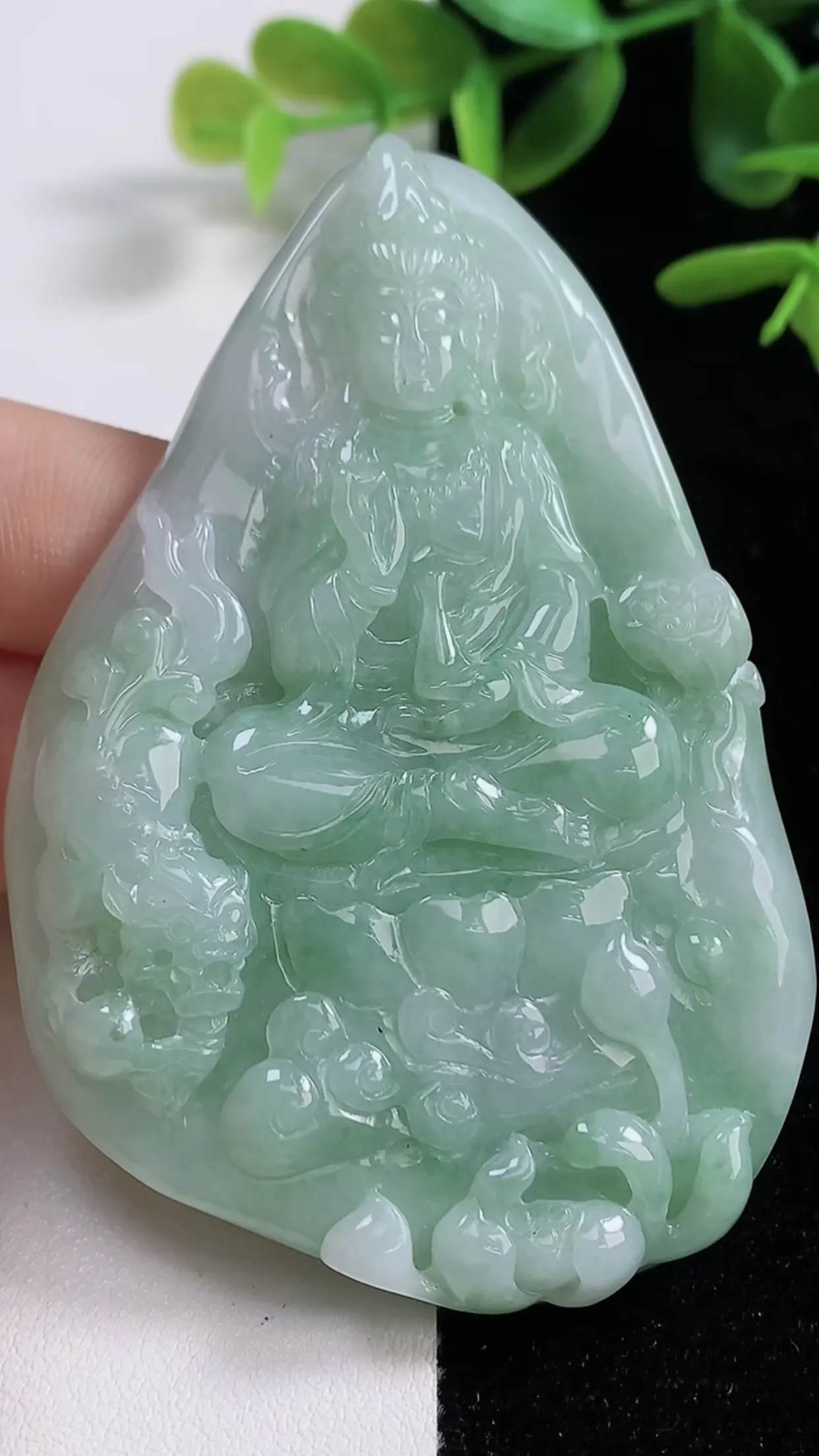 缅甸天然翡翠a货 老坑料起胶冰润 飘绿文殊菩萨吊坠，尺寸75.4-52-8.5mm  y 60.71