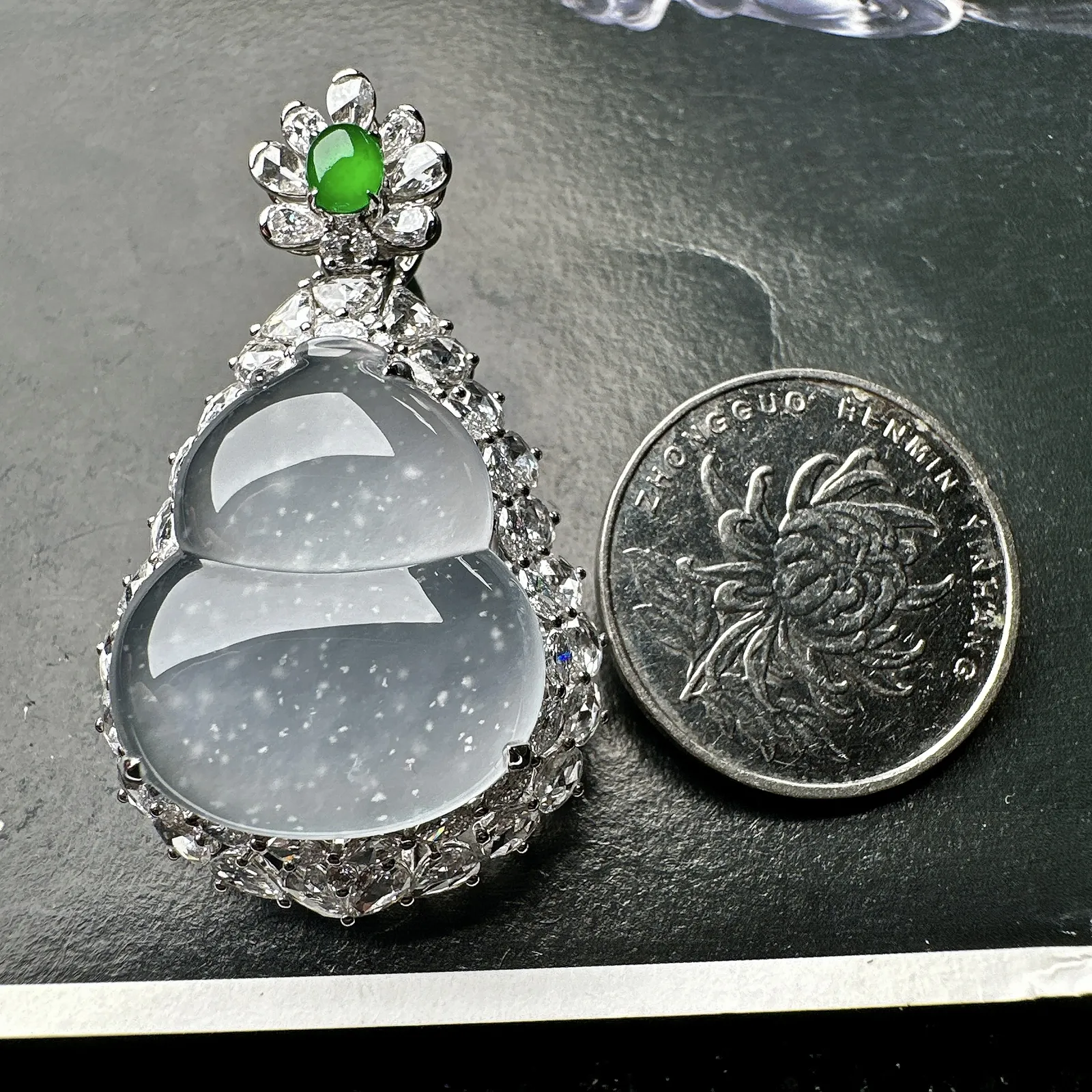 【冰种大葫芦】大尺寸老坑雪花棉，质地非常细腻，通透度很好，18k金钻镶嵌，裸石尺寸24.1*20.8*6.6毫米