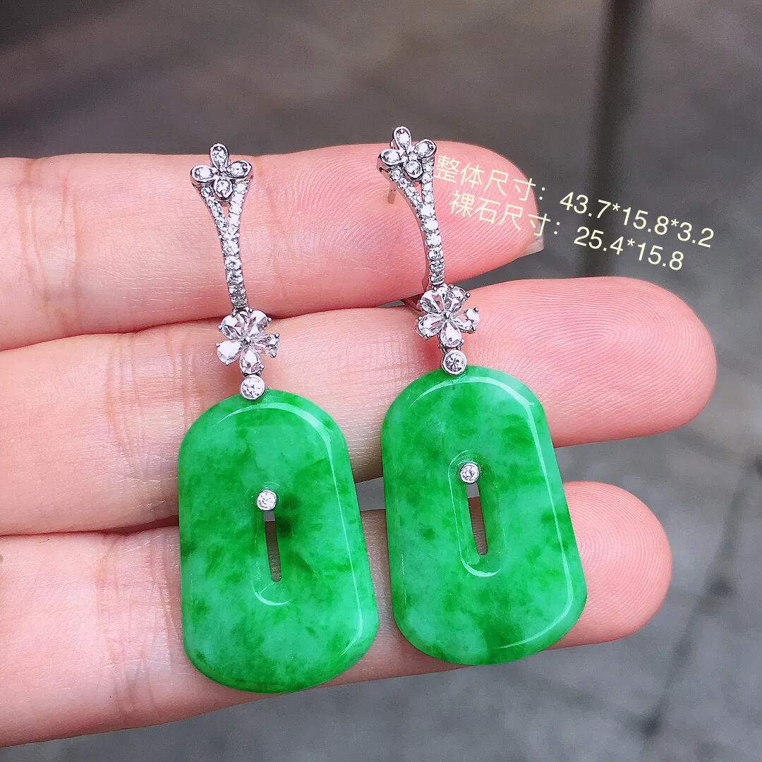 阳绿方糖耳坠，色泽均匀艳丽，玉质细腻，荧光感超
强，饱满圆润，尽显优雅气质，18k
金豪华镶嵌