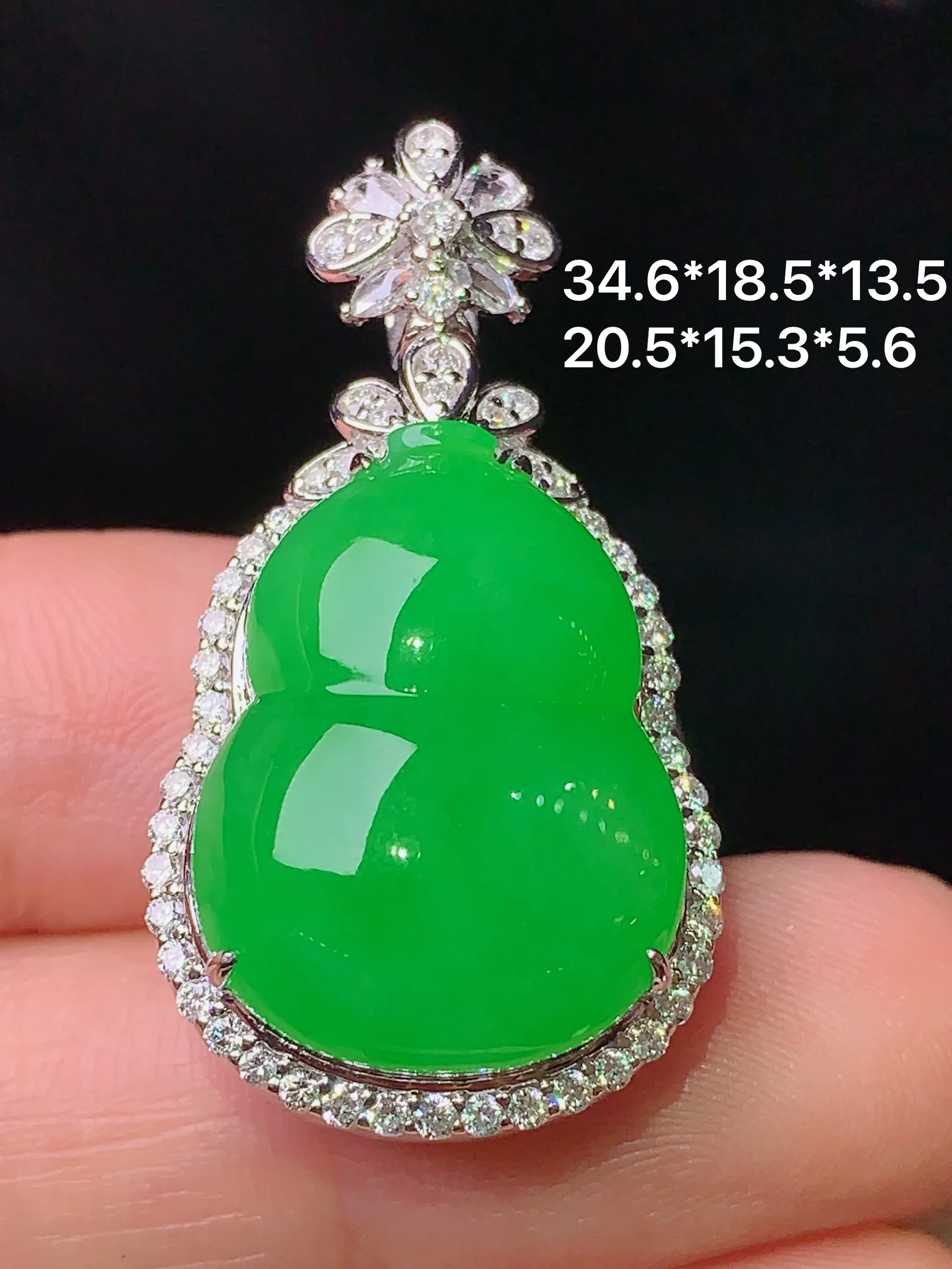 18k金钻镶嵌满绿葫芦吊坠 玉质细腻 色泽艳丽  整体尺寸34.6*18.5*13.5