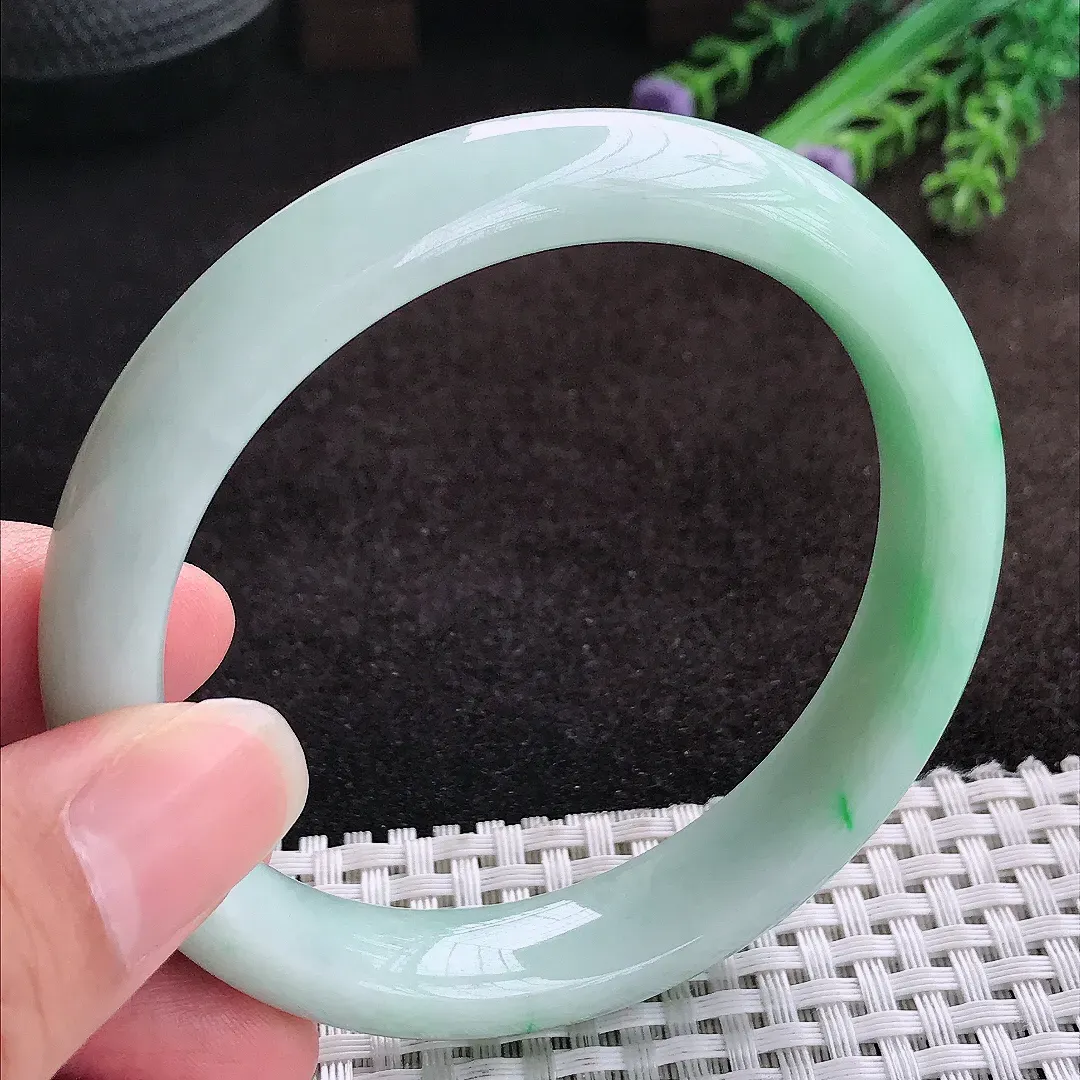 自然光60/12.4/8.7老坑精美温润飘绿大圈口手镯宽边翡翠玉镯美人镯
