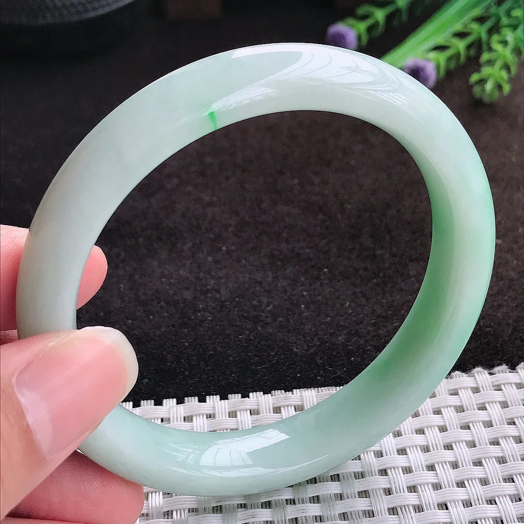 自然光60/12.4/8.7老坑精美温润飘绿大圈口手镯宽边翡翠玉镯美人镯